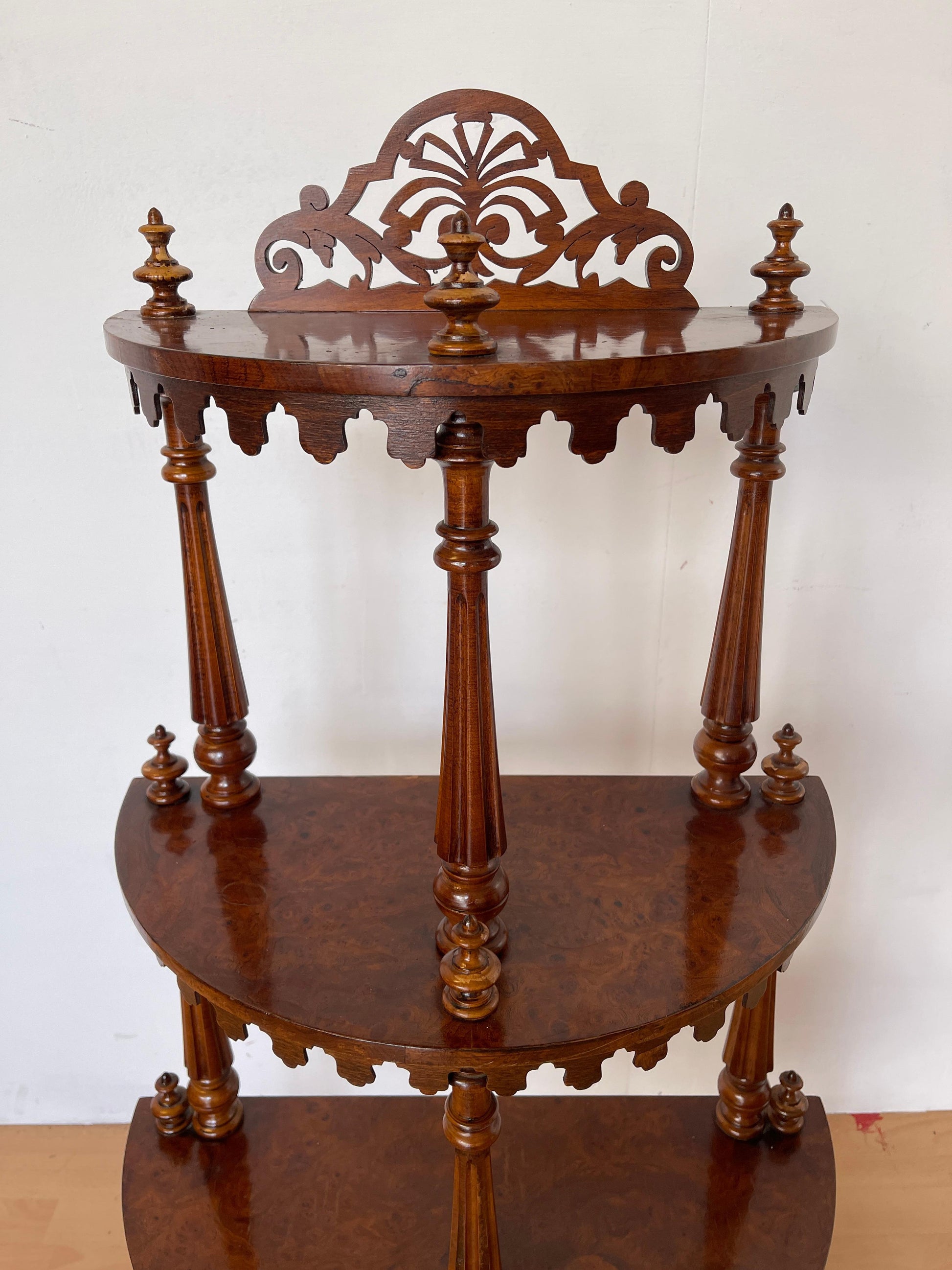 Mobile angolare in legno intagliato con 4 ripiani, stile italiano anni '60