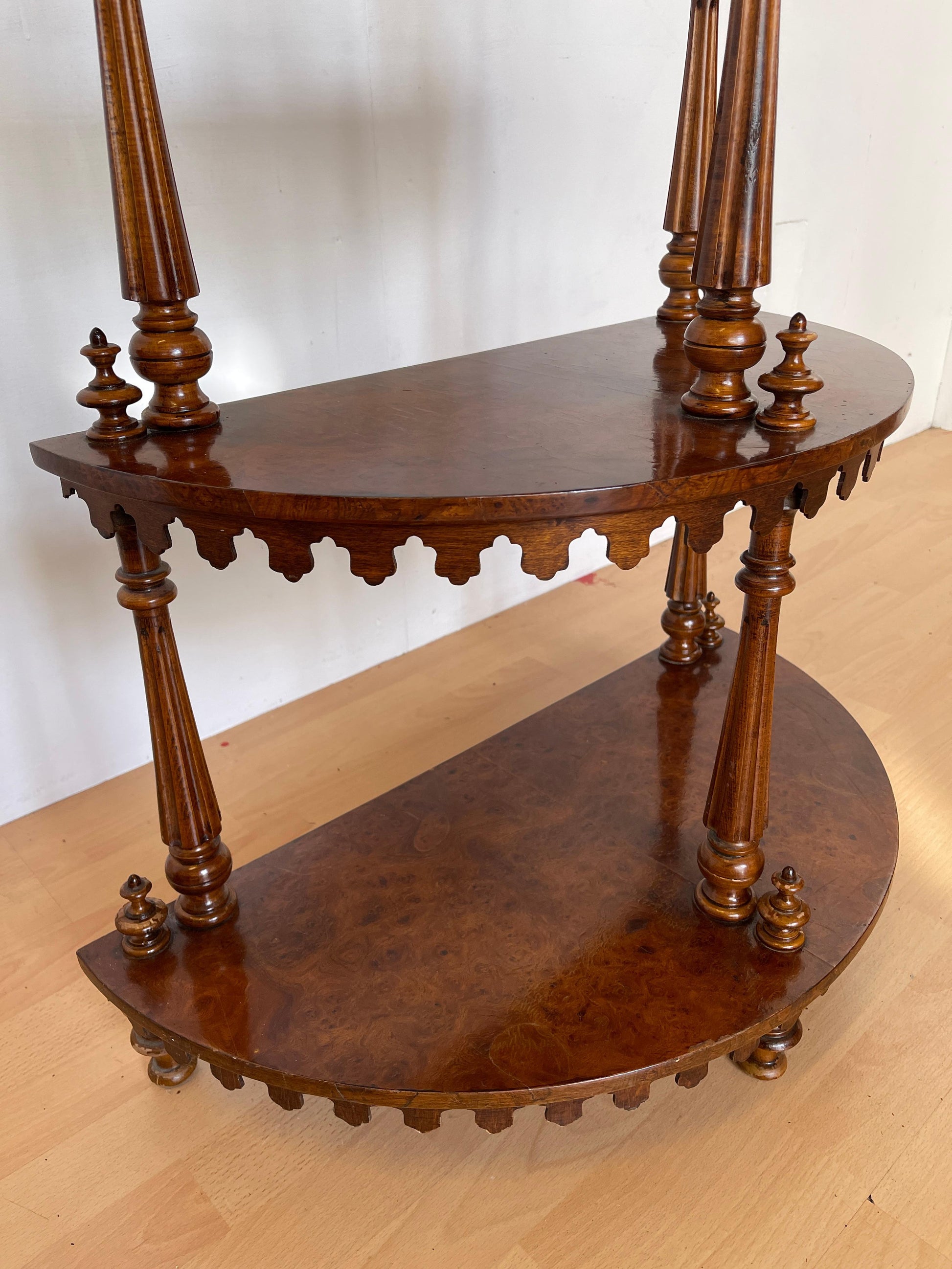 Mobile angolare in legno intagliato con 4 ripiani, stile italiano anni '60