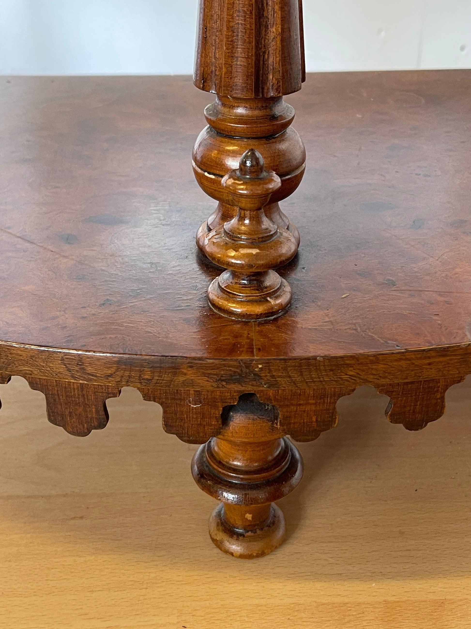 Mobile angolare in legno intagliato con 4 ripiani, stile italiano anni '60