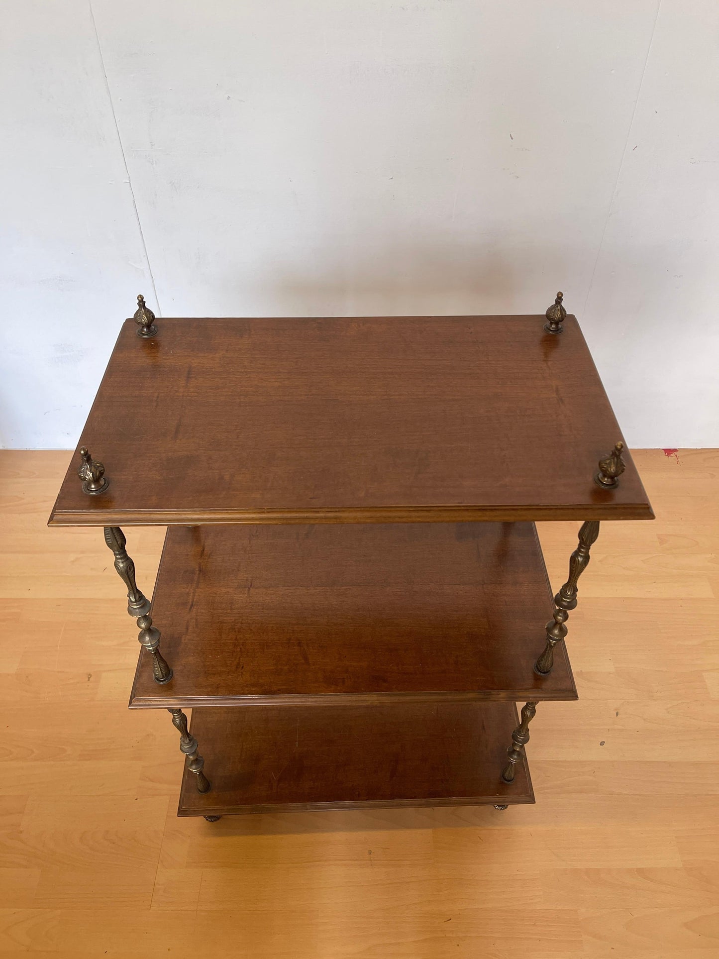 Elegante Libreria italiana con 3 Ripiani in Legno e Dettagli in Bronzo, anni '80