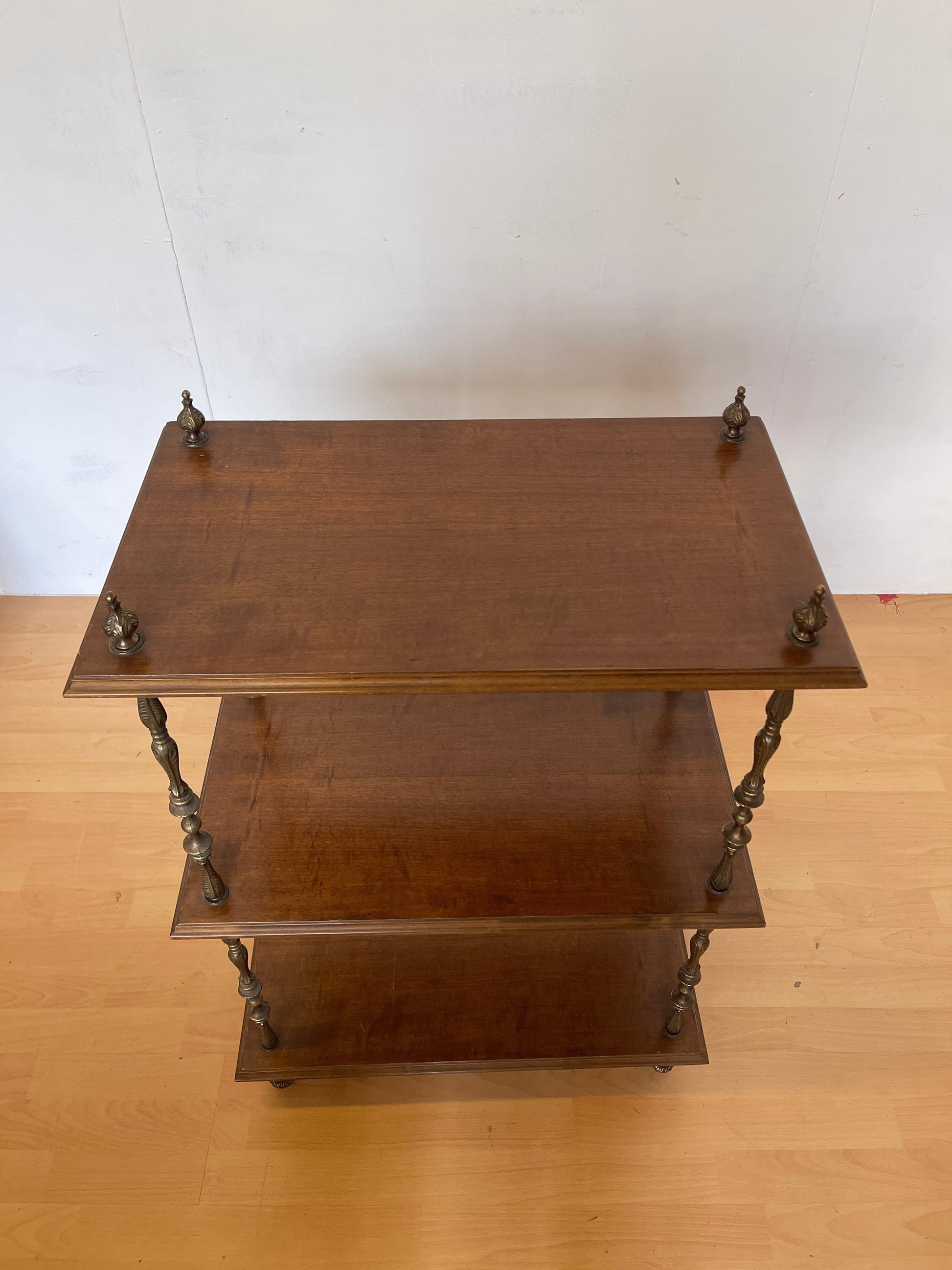 Elegante Libreria italiana con 3 Ripiani in Legno e Dettagli in Bronzo, anni '80