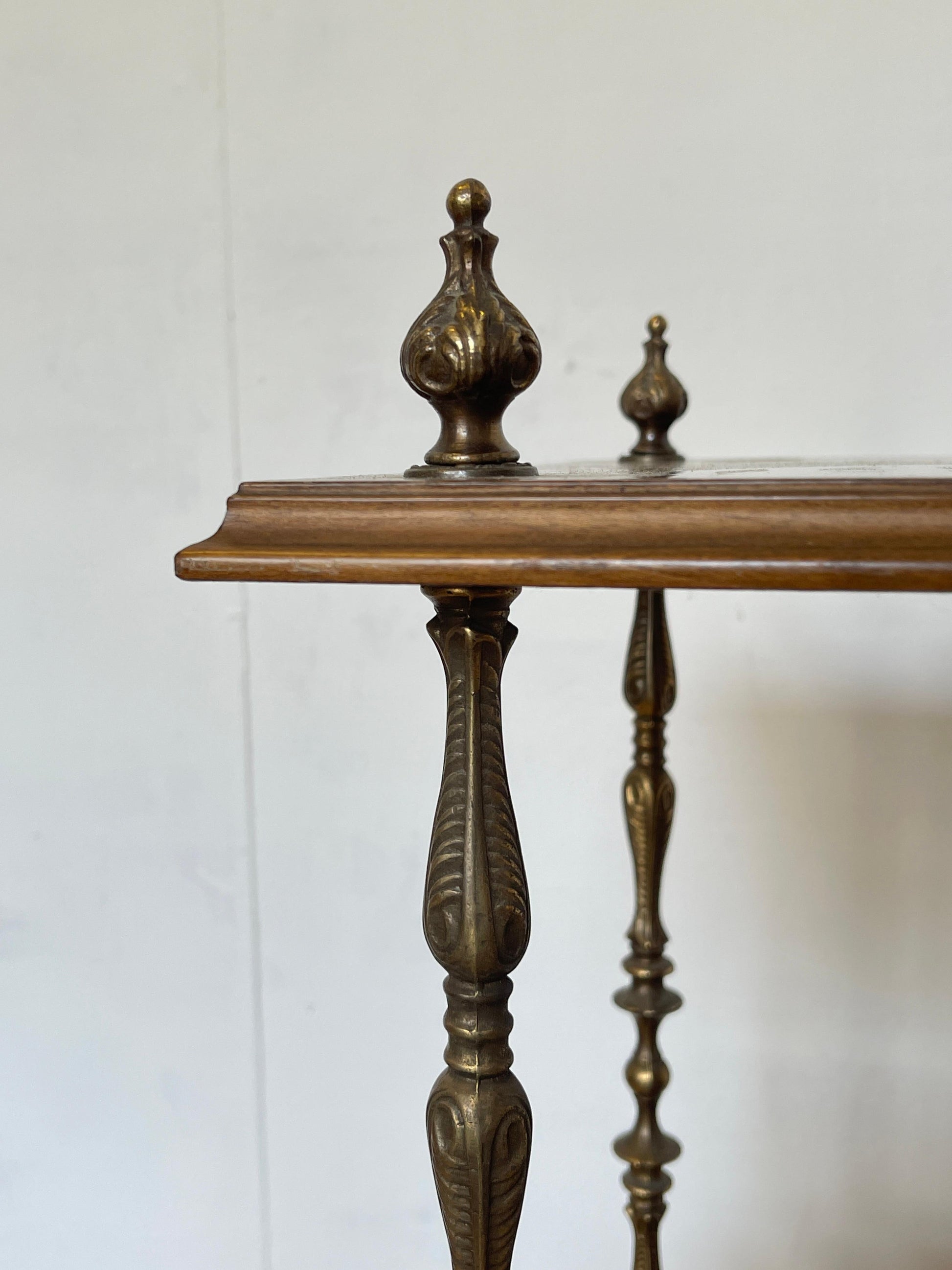 Elegante Libreria italiana con 3 Ripiani in Legno e Dettagli in Bronzo, anni '80