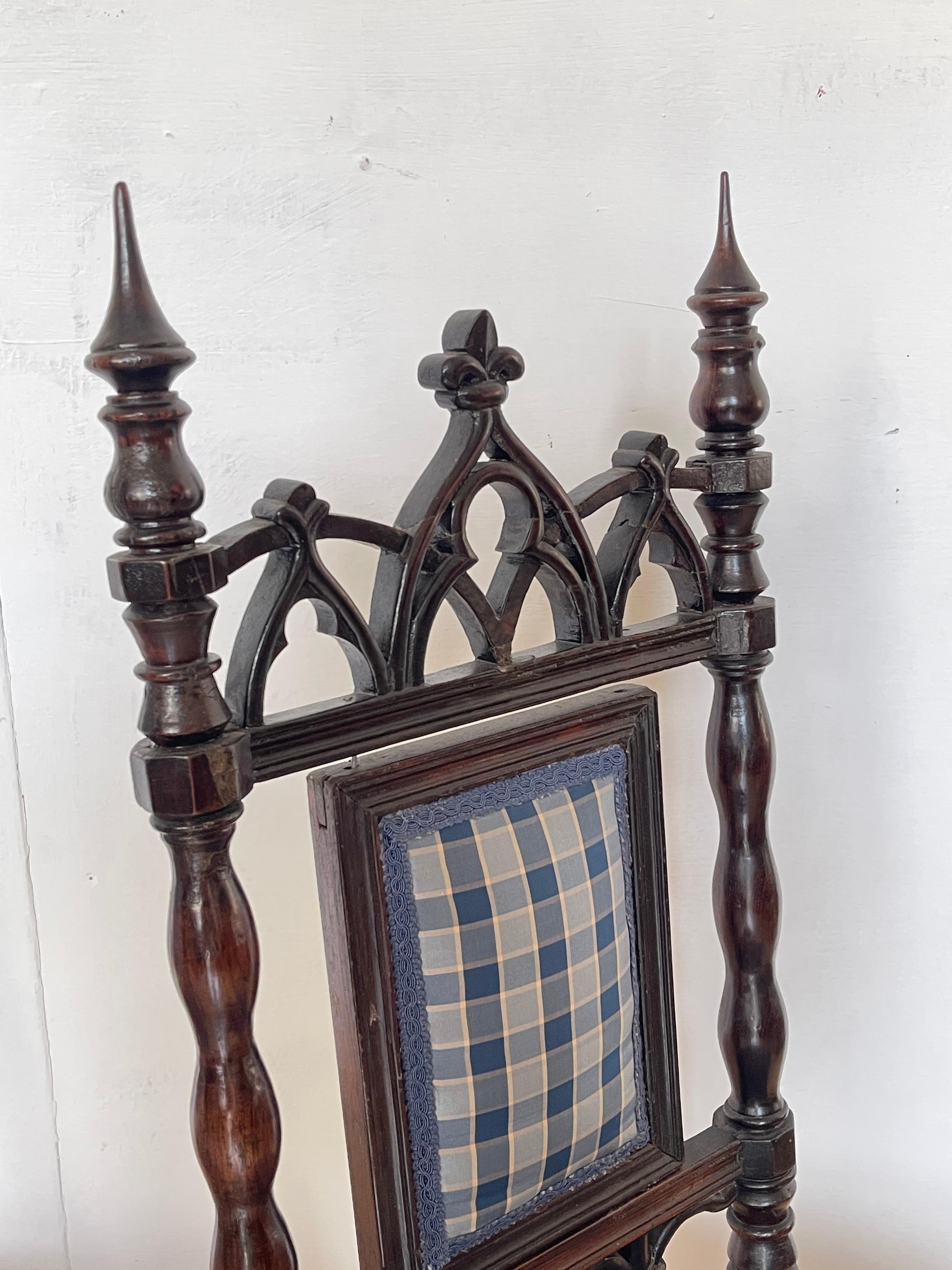 Coppia di Piccole Sedie classica in Legno Intagliato con Rivestimento a Quadri