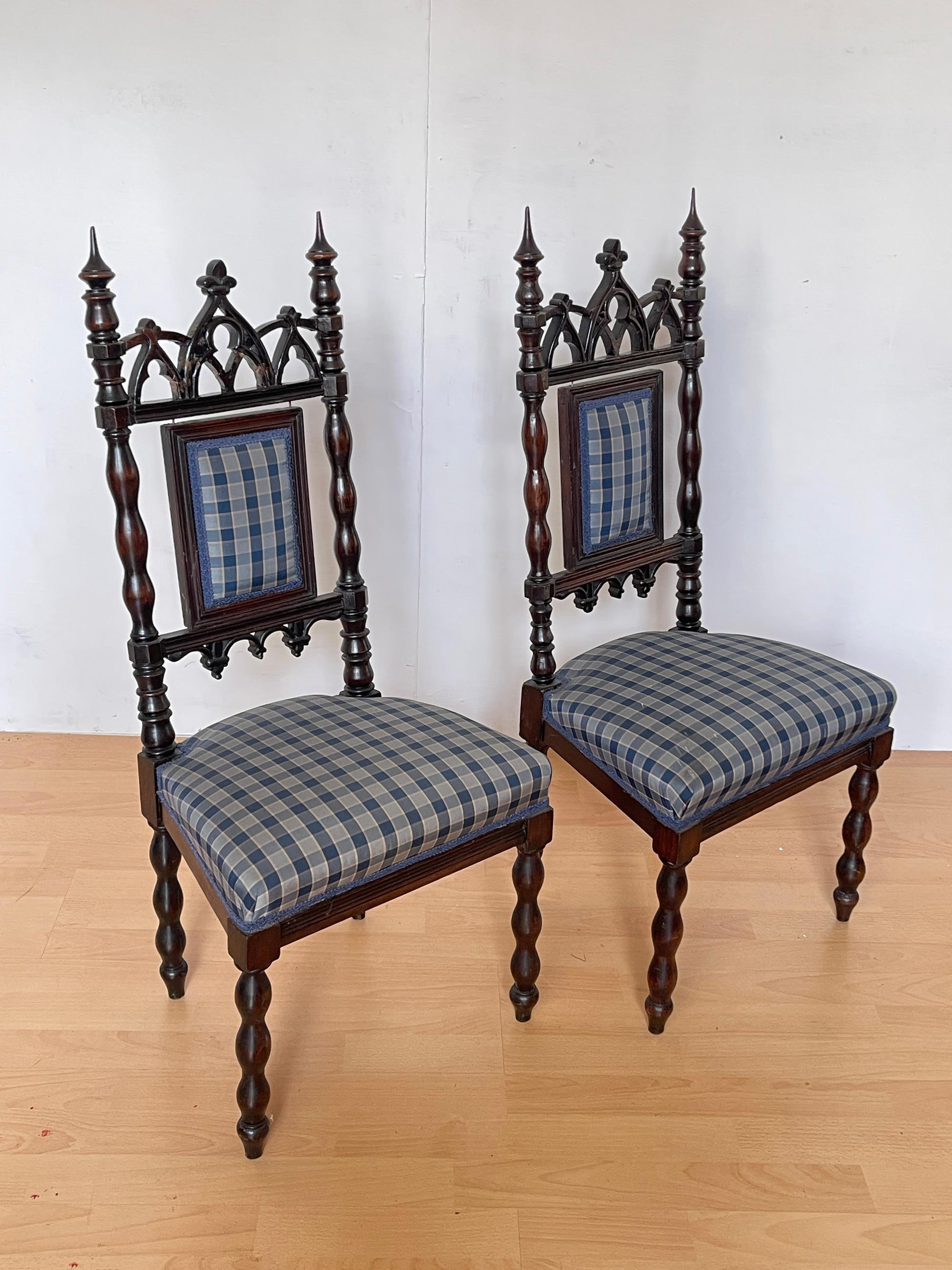 Coppia di Piccole Sedie classica in Legno Intagliato con Rivestimento a Quadri