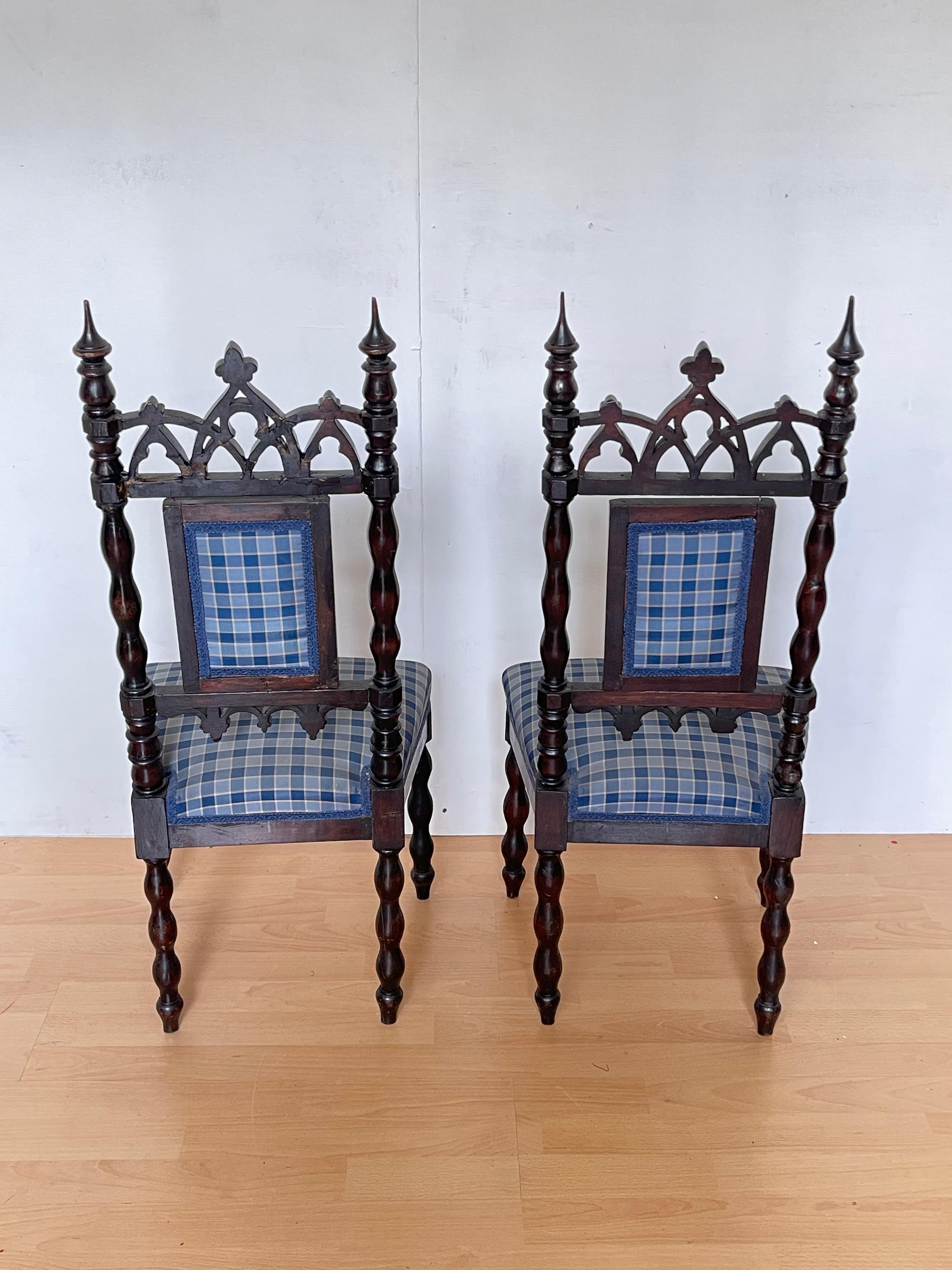 Coppia di Piccole Sedie classica in Legno Intagliato con Rivestimento a Quadri