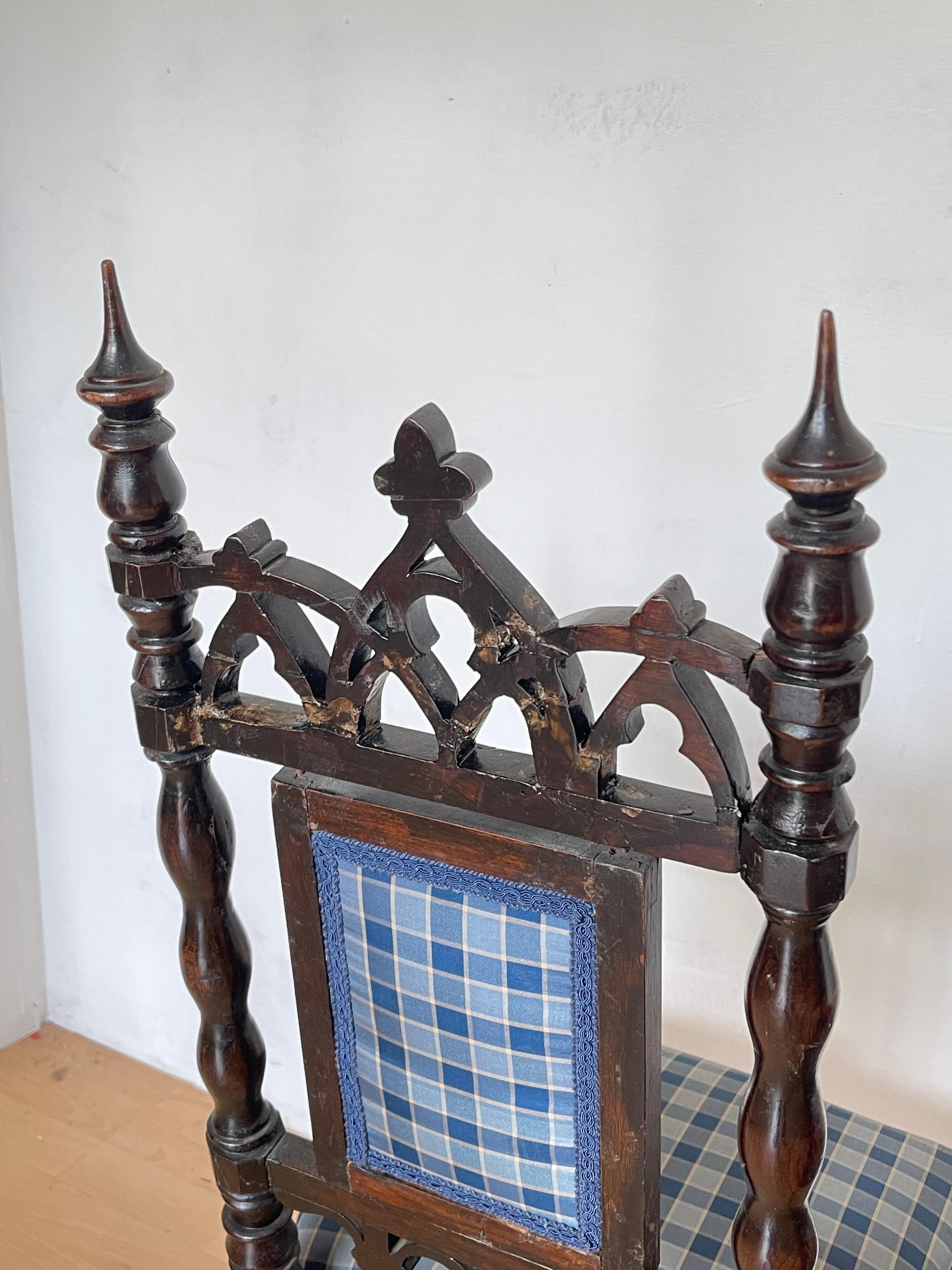 Coppia di Piccole Sedie classica in Legno Intagliato con Rivestimento a Quadri