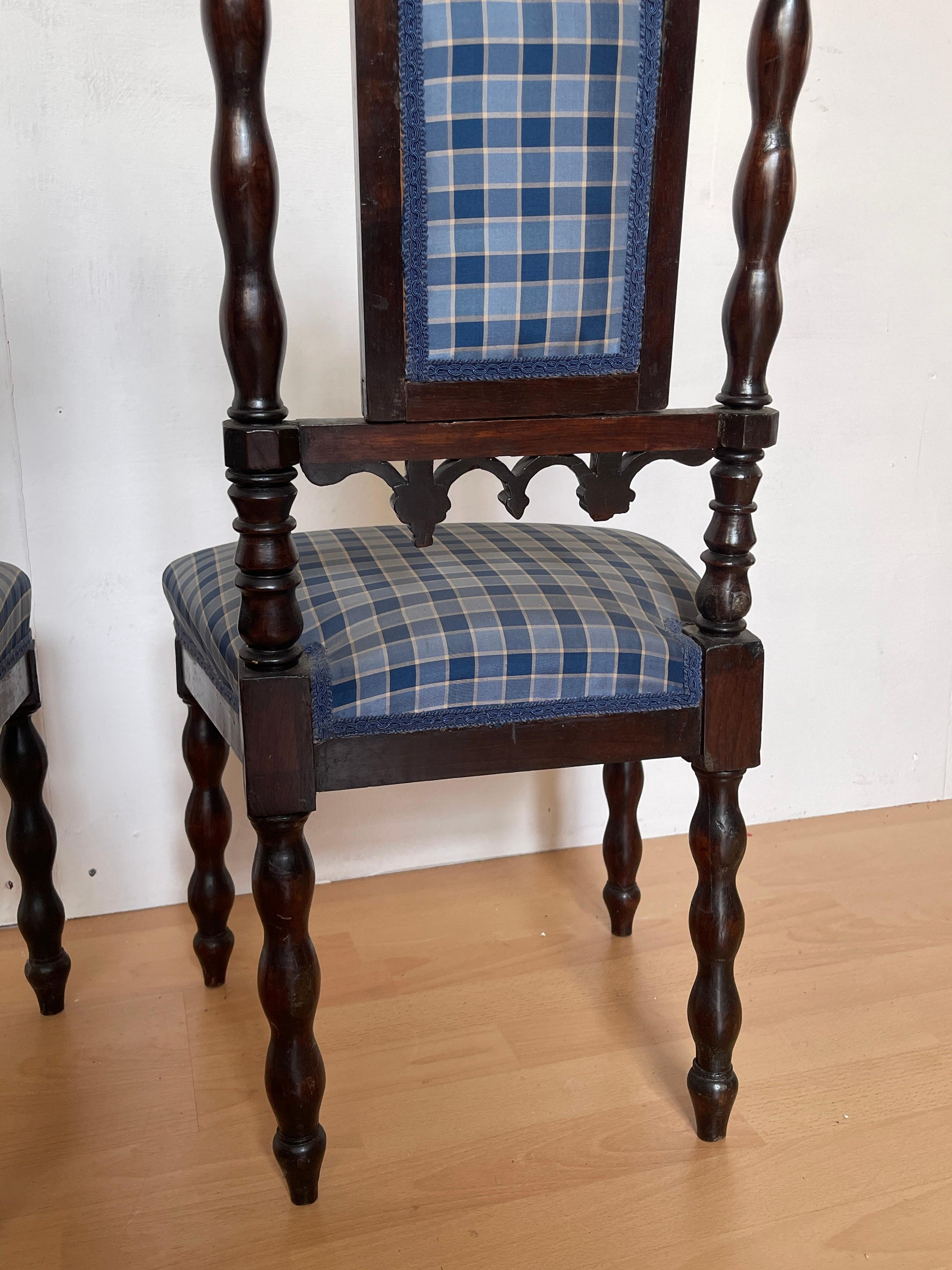 Coppia di Piccole Sedie classica in Legno Intagliato con Rivestimento a Quadri