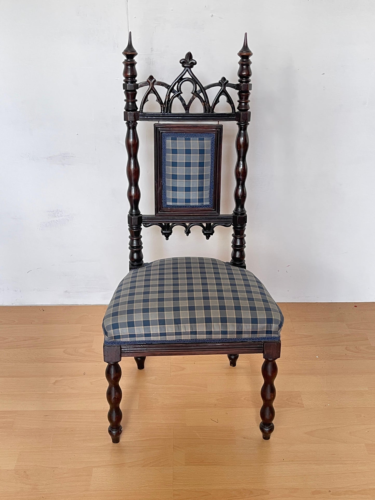 Coppia di Piccole Sedie classica in Legno Intagliato con Rivestimento a Quadri