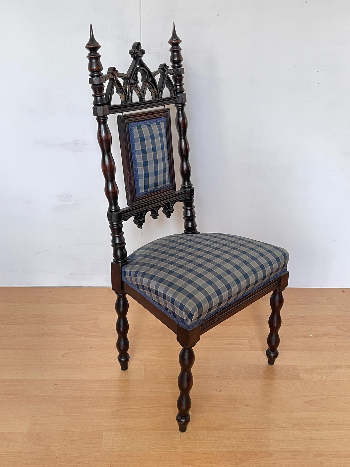 Coppia di Piccole Sedie classica in Legno Intagliato con Rivestimento a Quadri