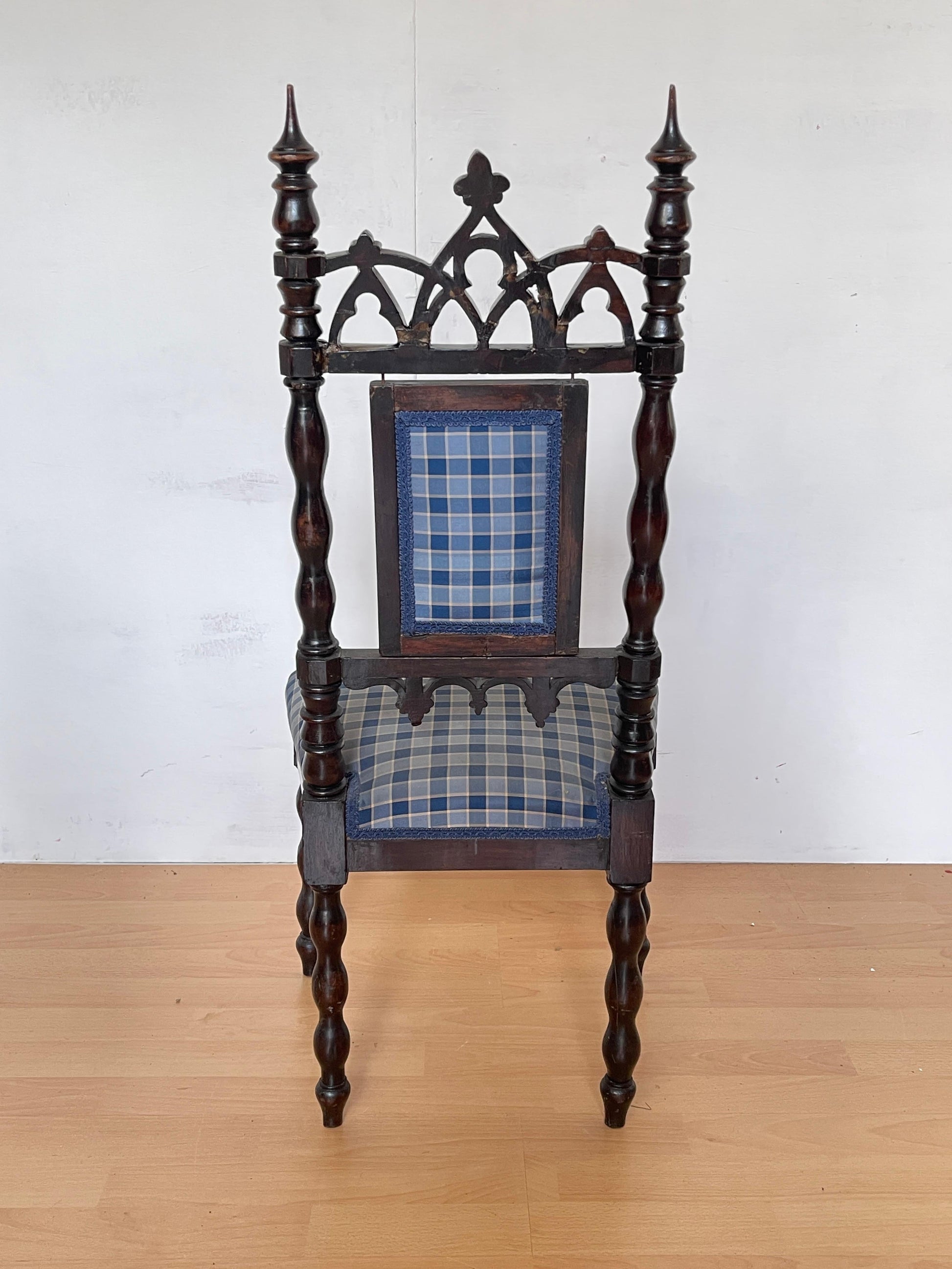 Coppia di Piccole Sedie classica in Legno Intagliato con Rivestimento a Quadri