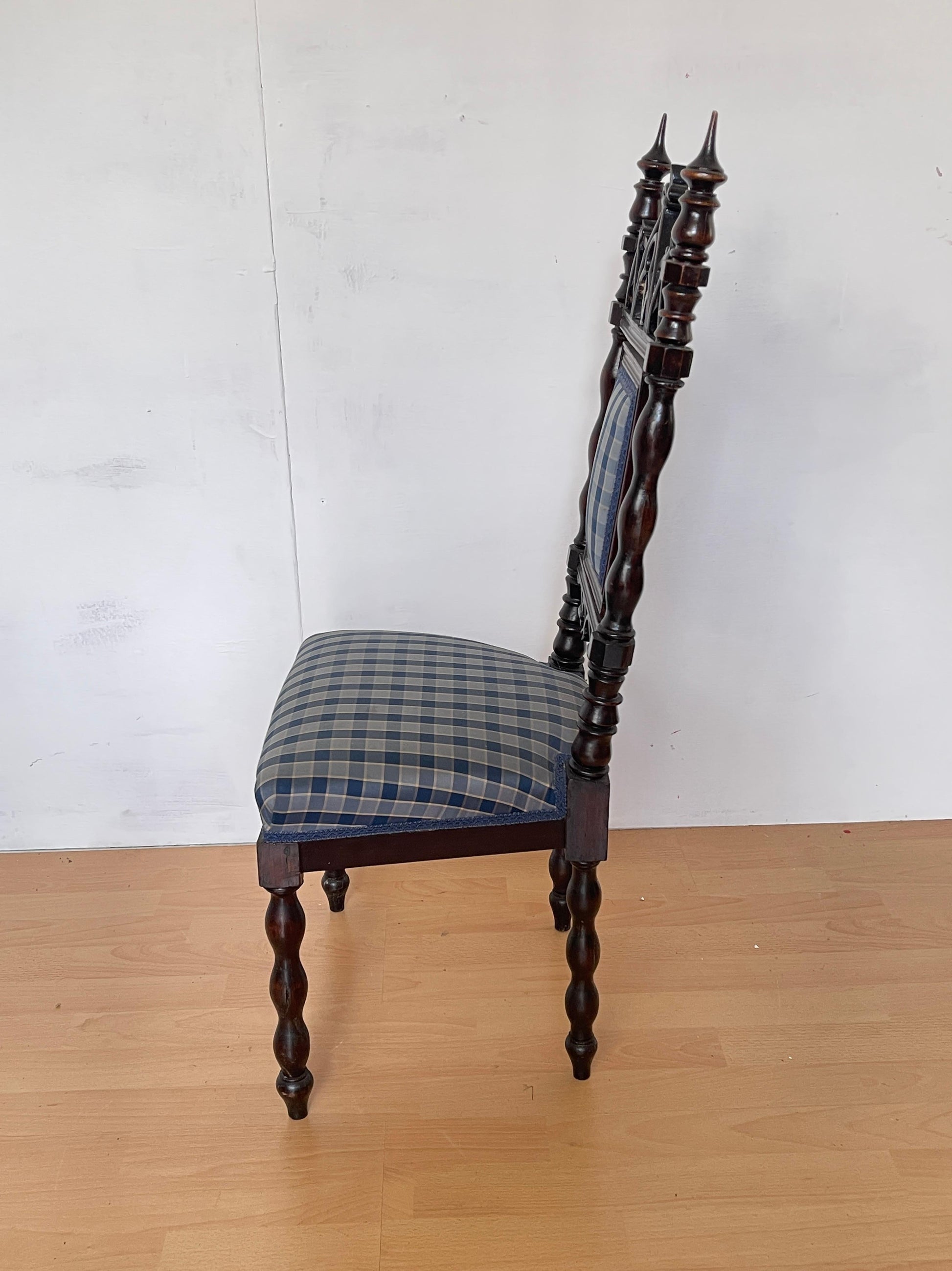 Coppia di Piccole Sedie classica in Legno Intagliato con Rivestimento a Quadri