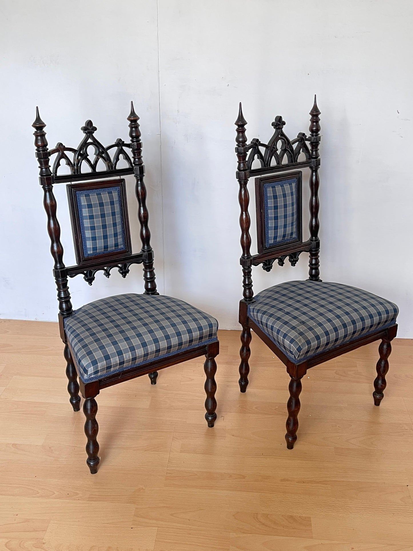 Coppia di Piccole Sedie classica in Legno Intagliato con Rivestimento a Quadri