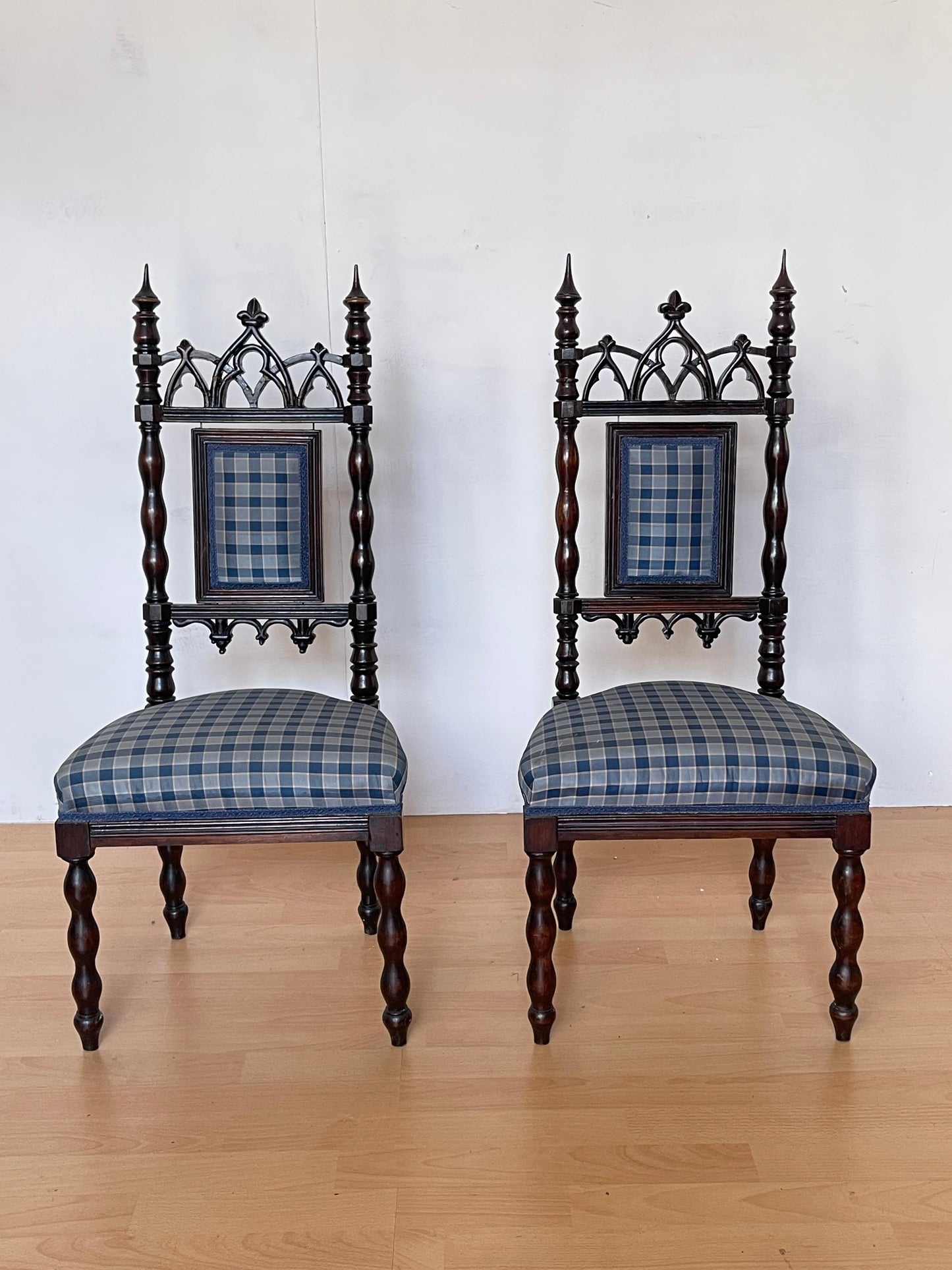 Coppia di Piccole Sedie classica in Legno Intagliato con Rivestimento a Quadri