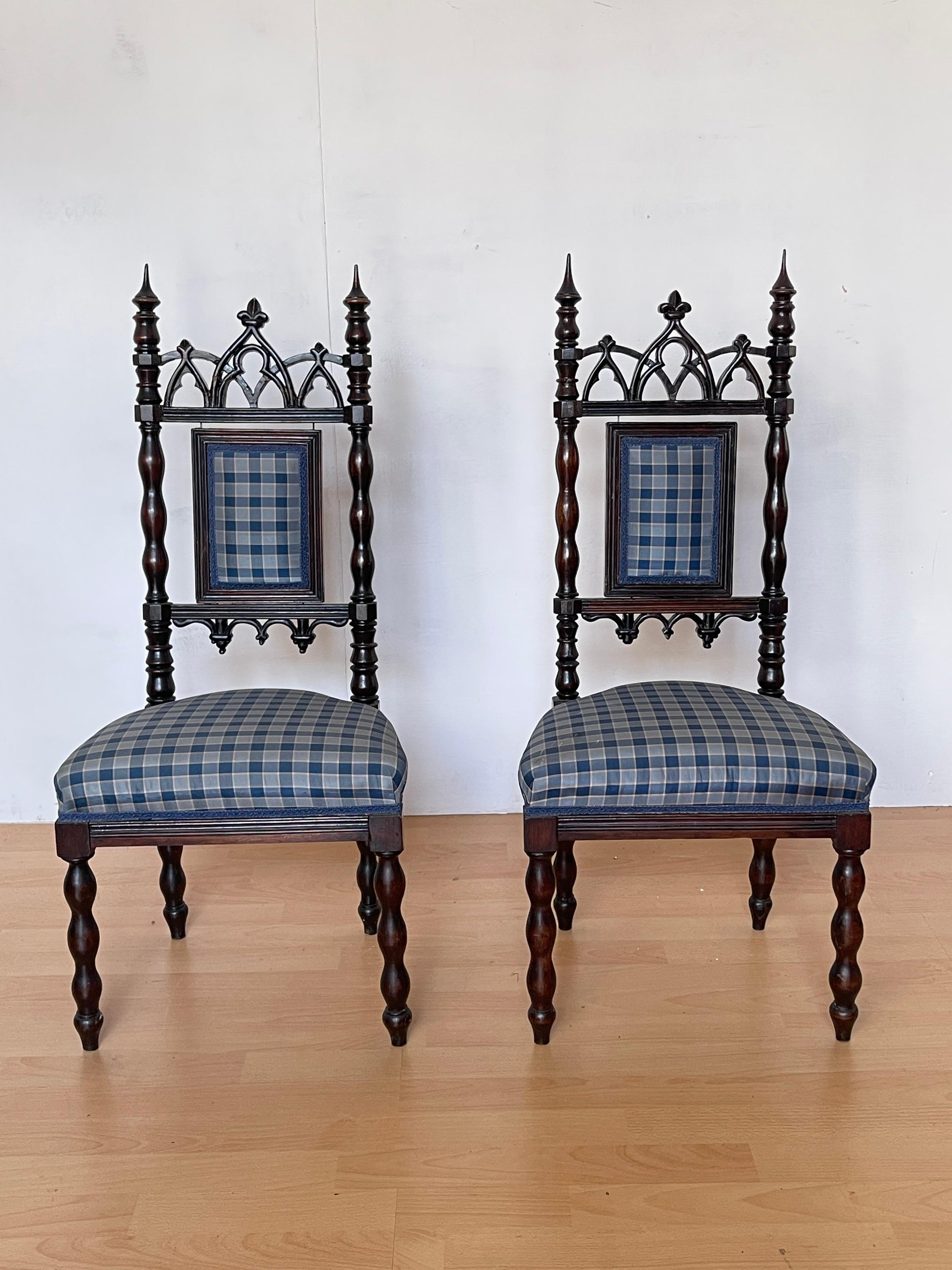 Coppia di Piccole Sedie classica in Legno Intagliato con Rivestimento a Quadri