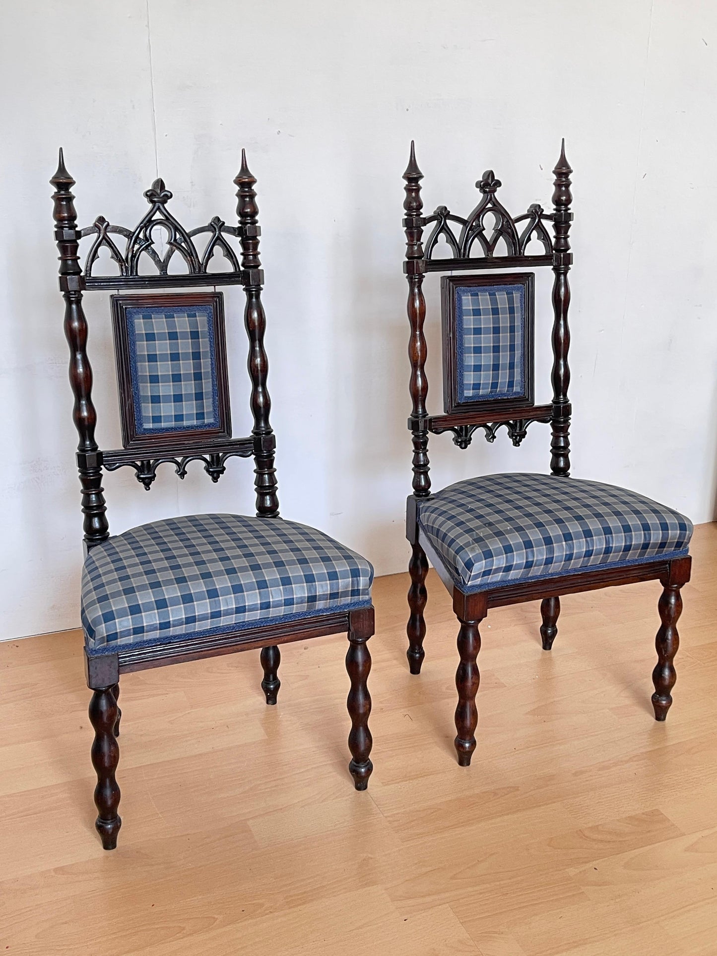 Coppia di Piccole Sedie classica in Legno Intagliato con Rivestimento a Quadri