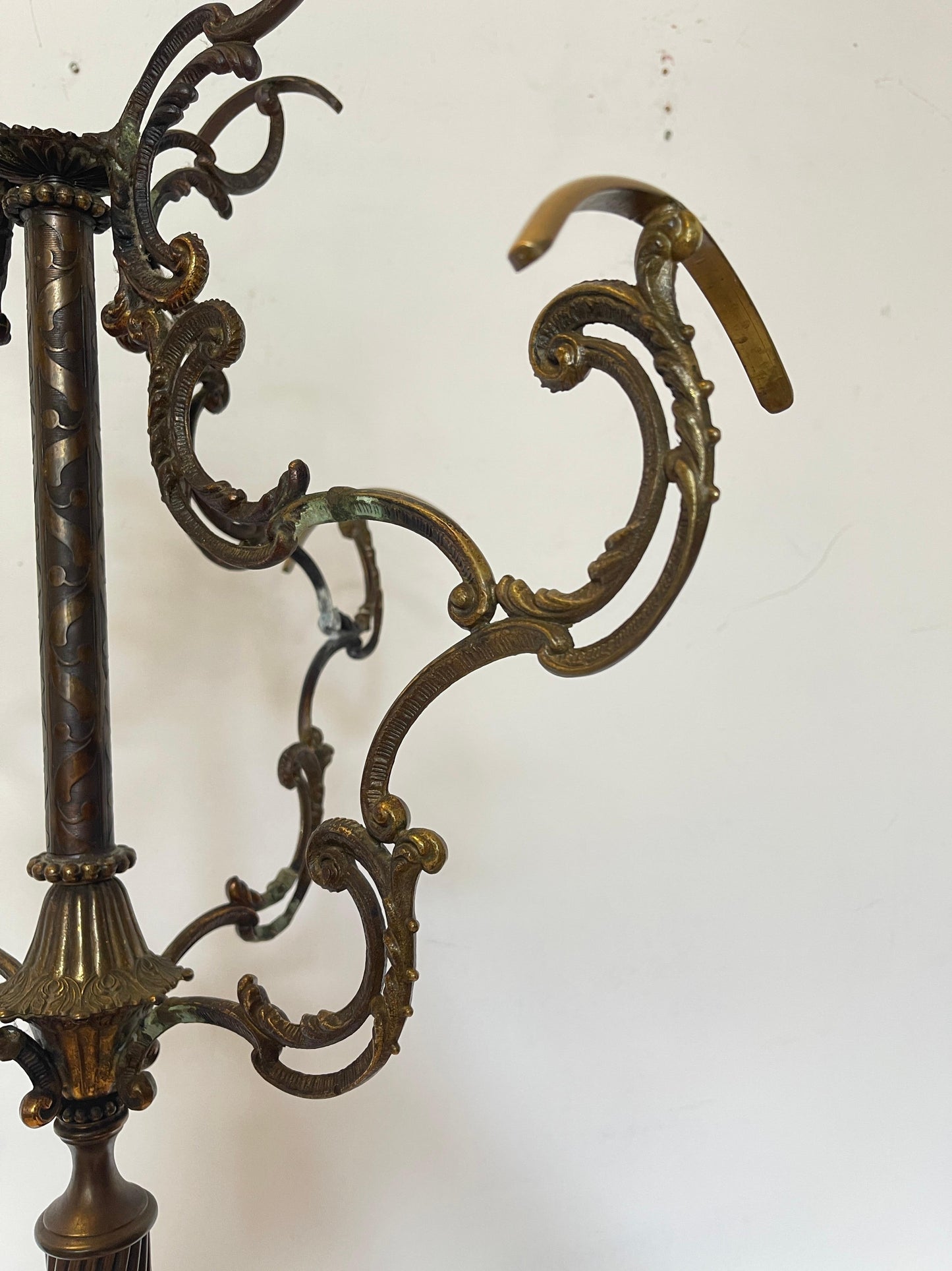 Spettacolare appendiabiti in bronzo forgiato con eleganti dettagli