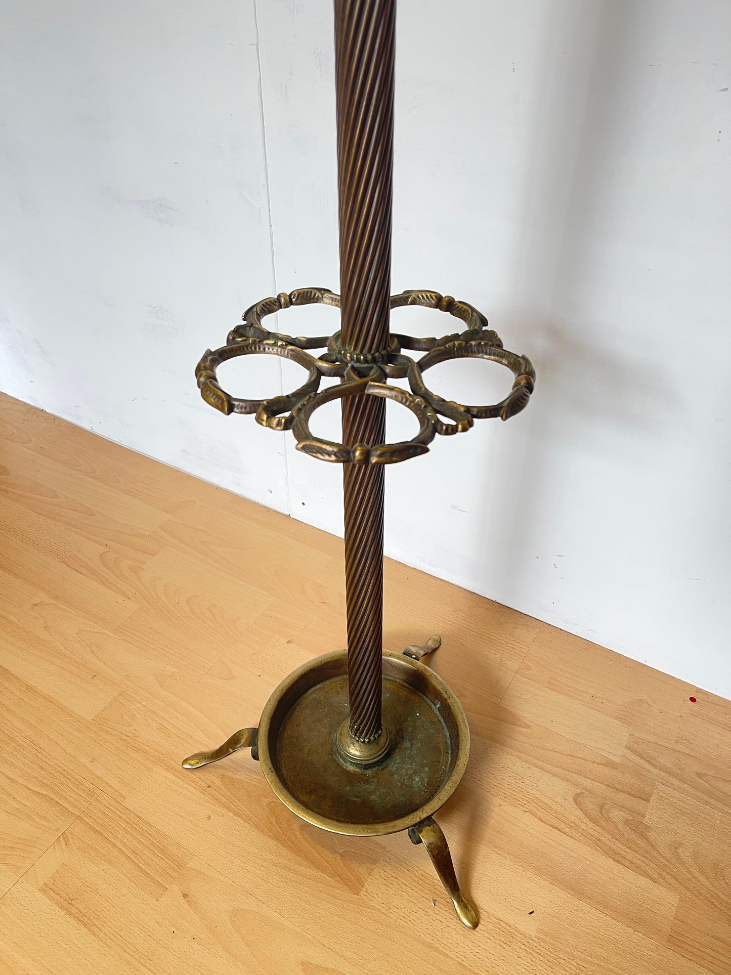 Spettacolare appendiabiti in bronzo forgiato con eleganti dettagli