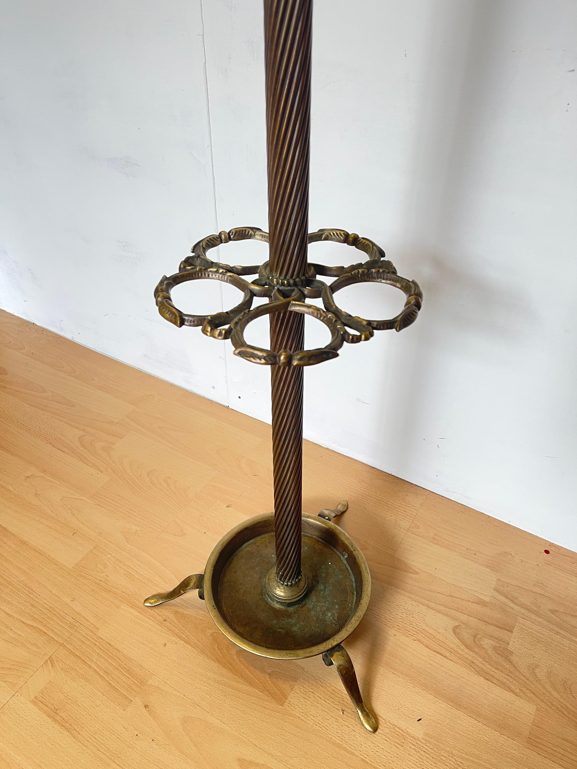 Spettacolare appendiabiti in bronzo forgiato con eleganti dettagli