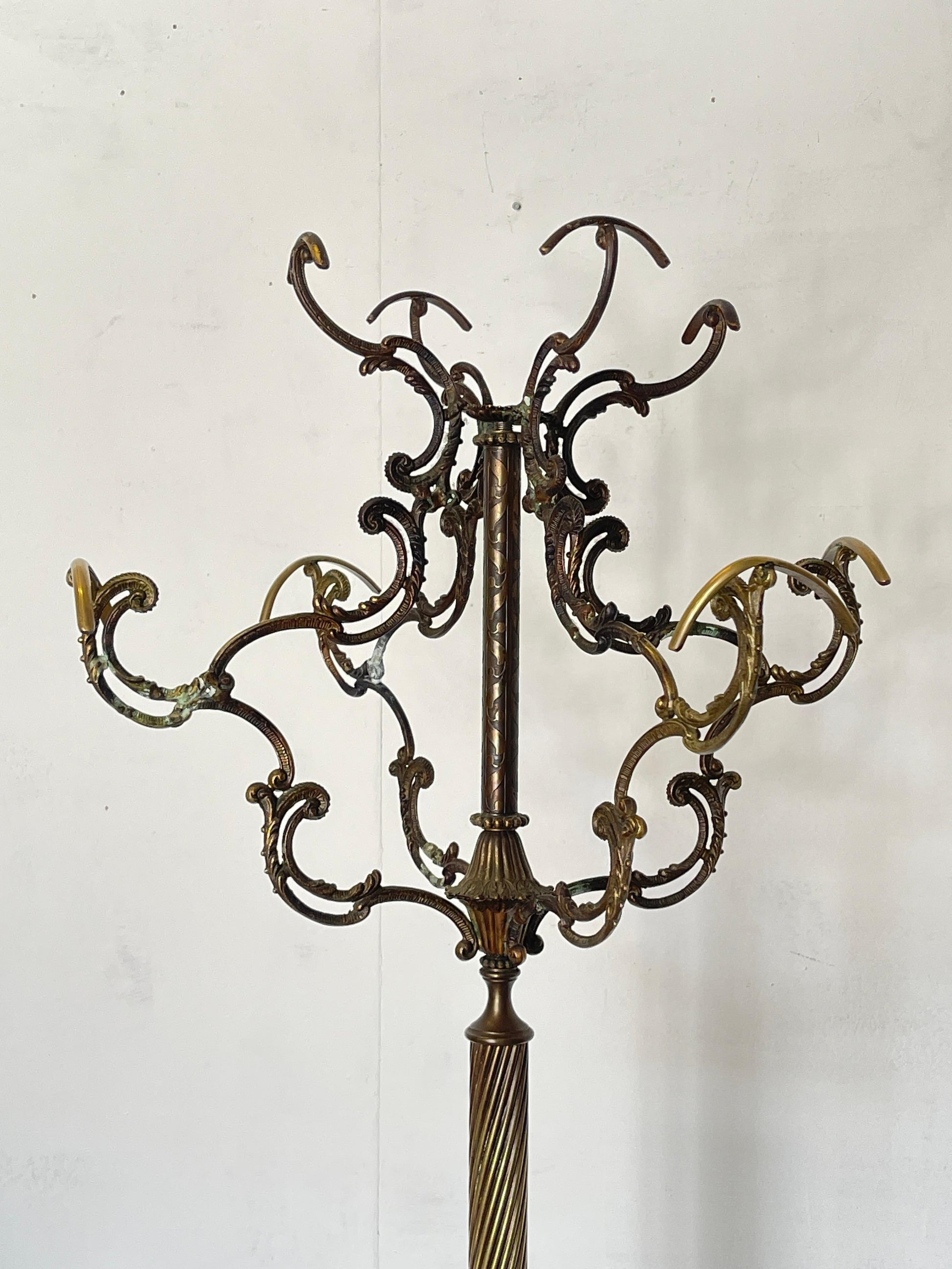 Spettacolare appendiabiti in bronzo forgiato con eleganti dettagli