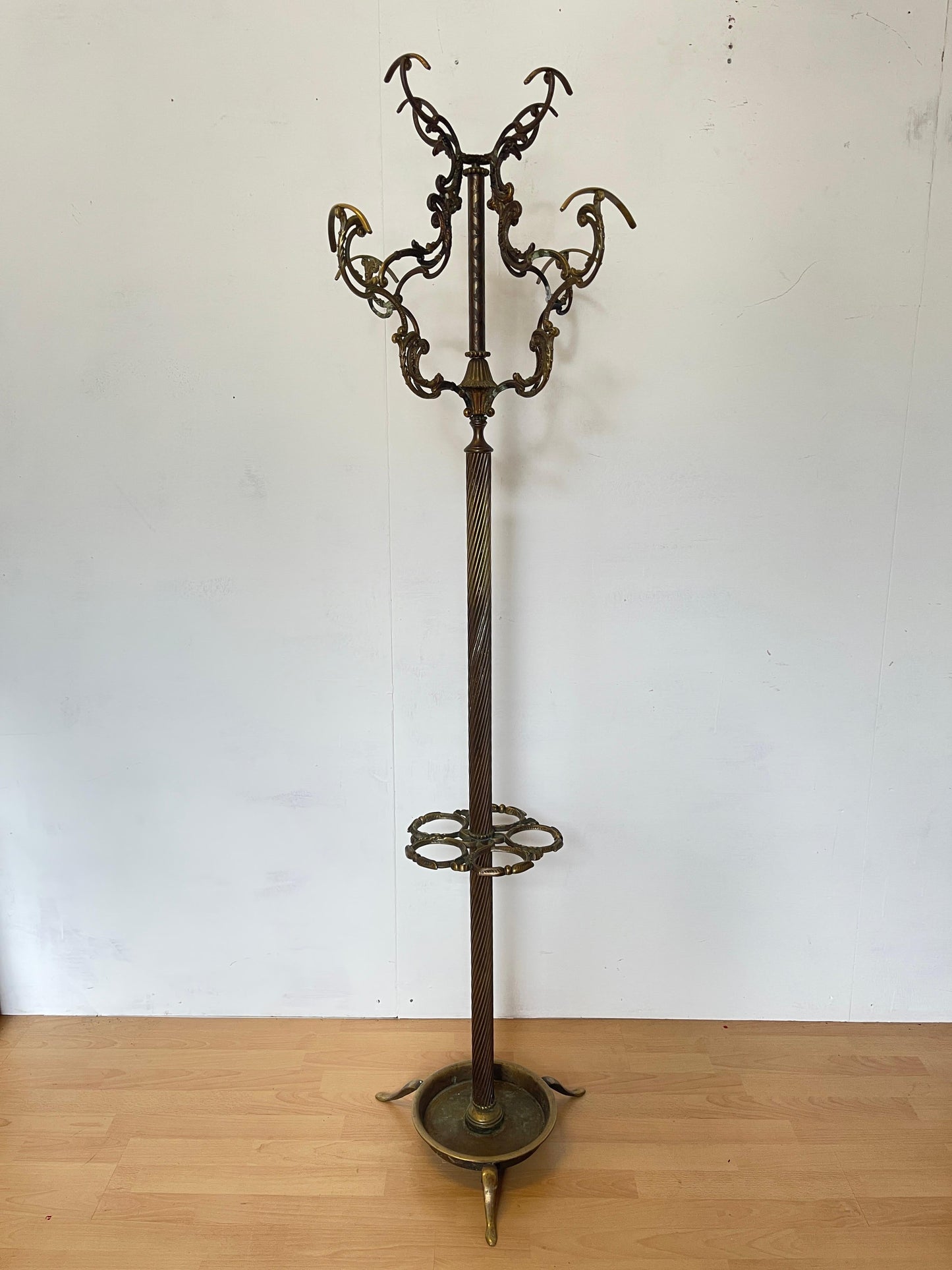 Spettacolare appendiabiti in bronzo forgiato con eleganti dettagli