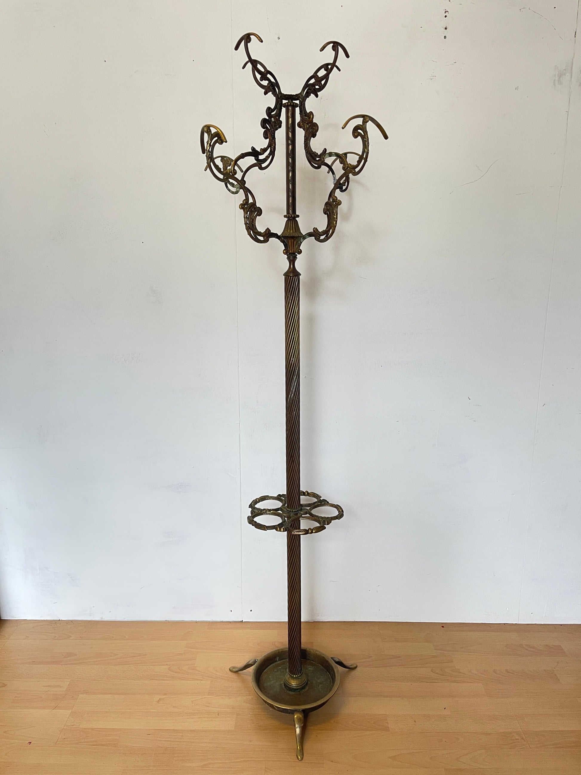 Spettacolare appendiabiti in bronzo forgiato con eleganti dettagli