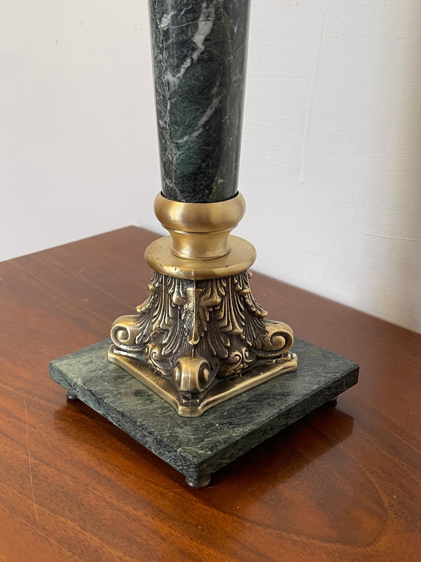 Elegante Candeliere Italiano in Marmo Verde e Bronzo, anni '90