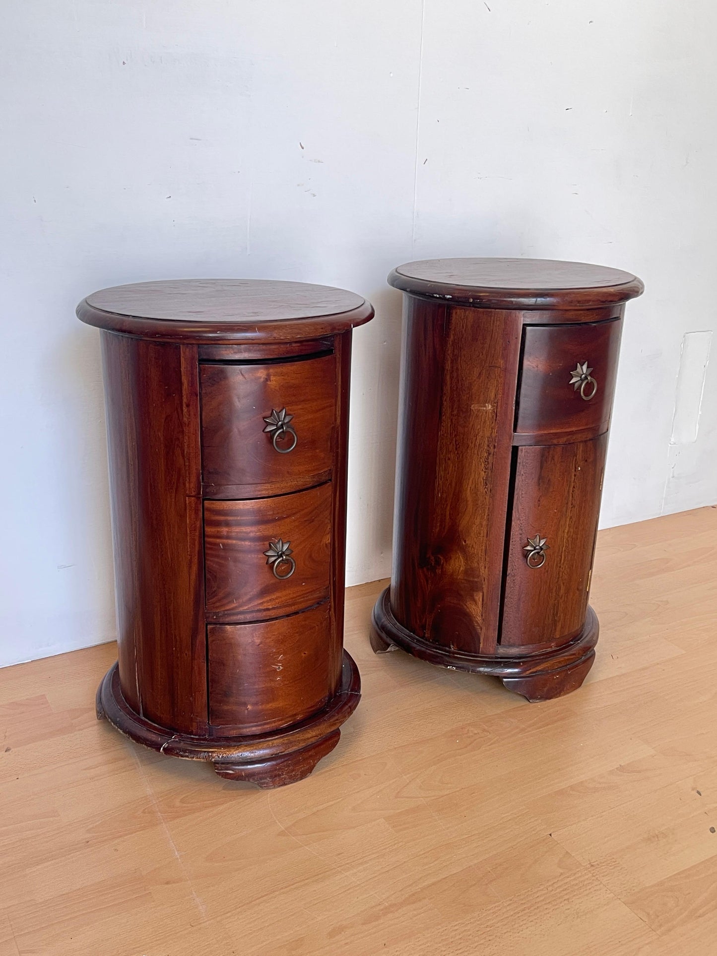 Coppia di Comodini Rotondi in Legno Massello - Stile Coloniale Vintage