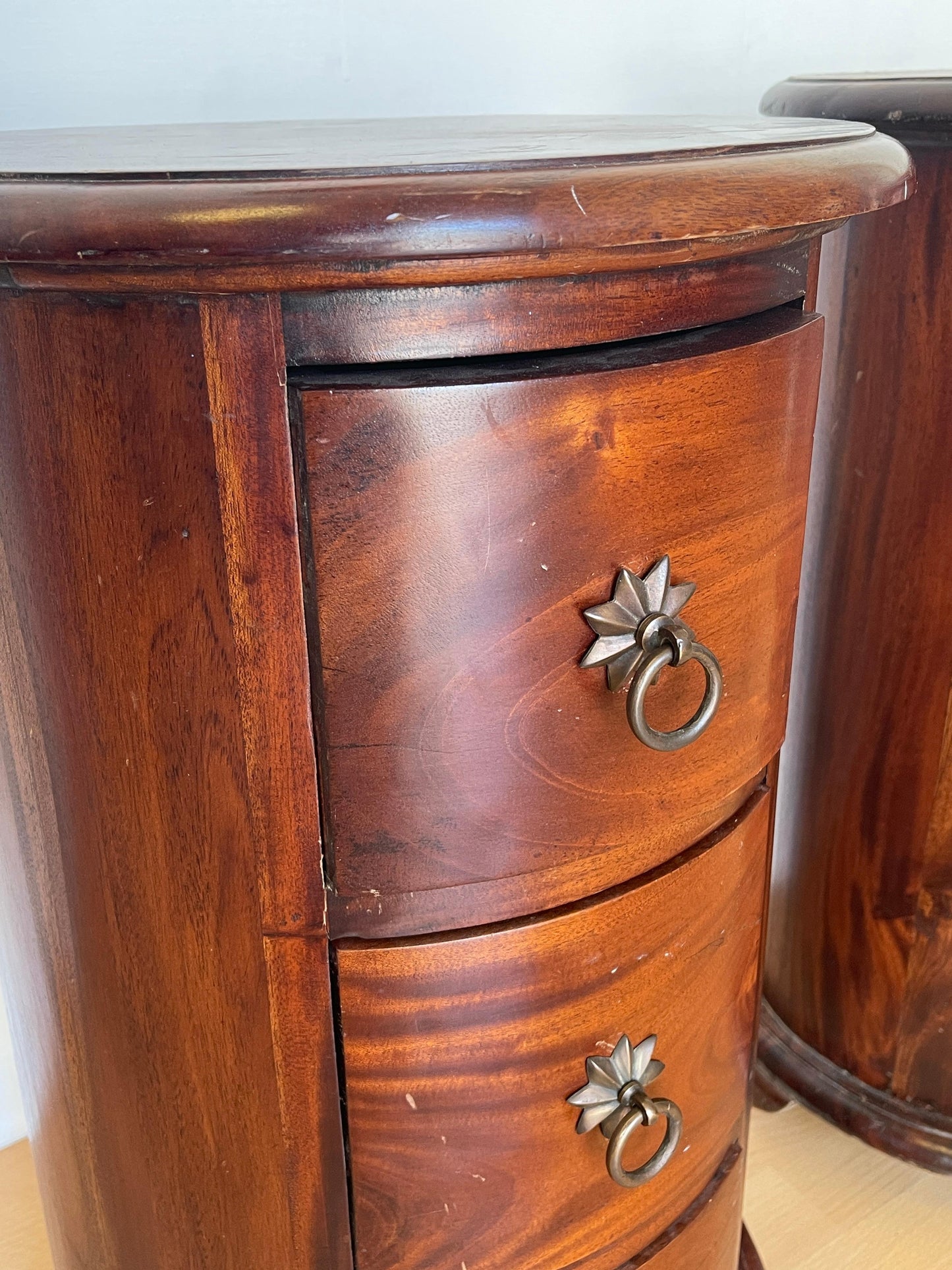 Coppia di Comodini Rotondi in Legno Massello - Stile Coloniale Vintage