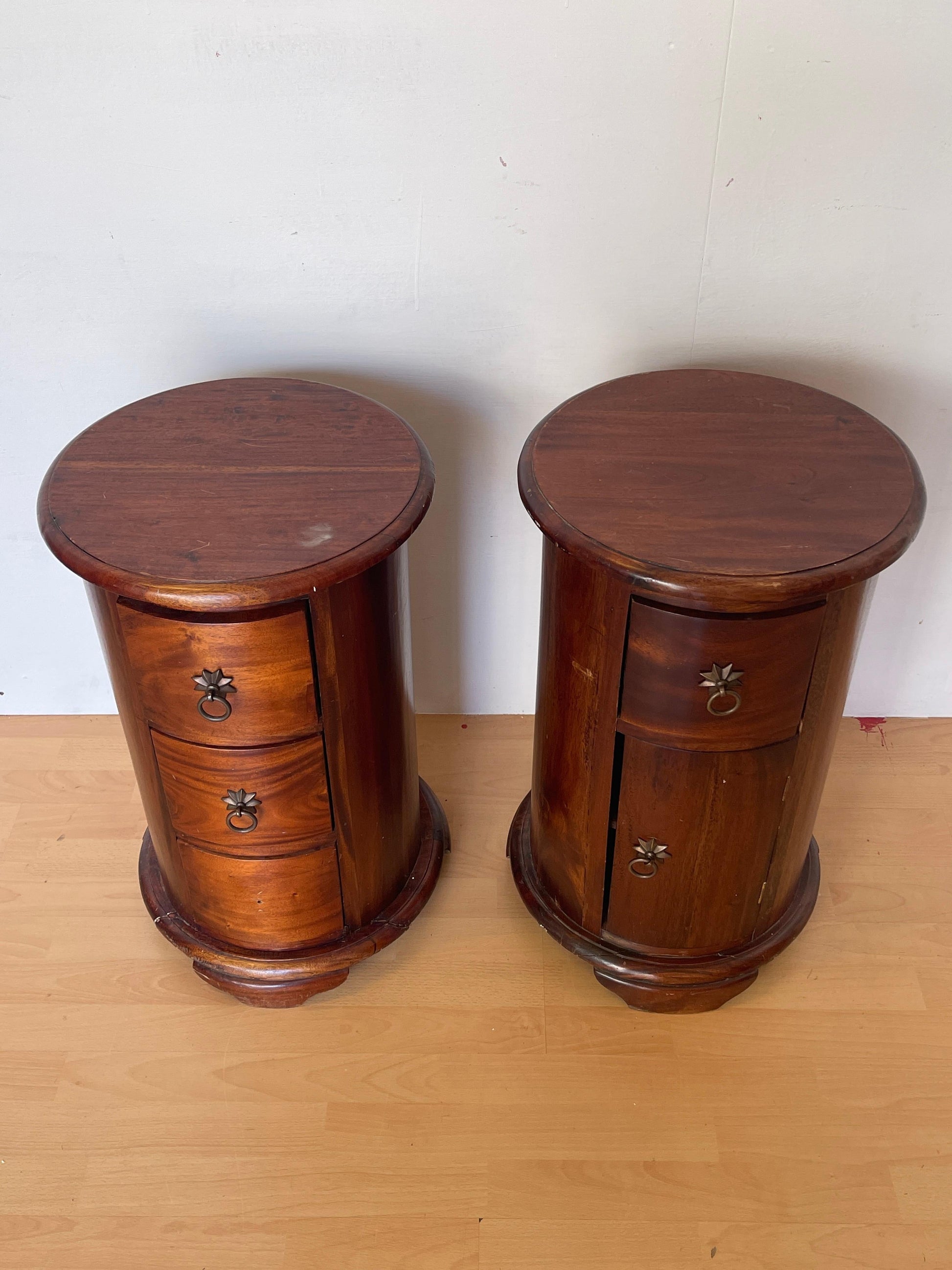 Coppia di Comodini Rotondi in Legno Massello - Stile Coloniale Vintage