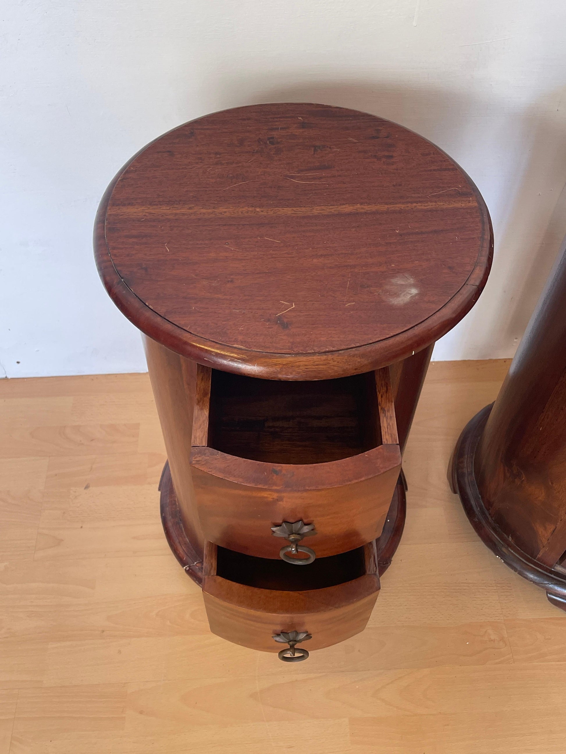 Coppia di Comodini Rotondi in Legno Massello - Stile Coloniale Vintage