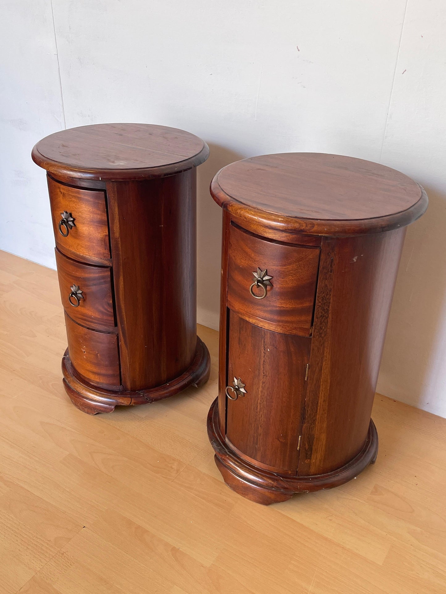 Coppia di Comodini Rotondi in Legno Massello - Stile Coloniale Vintage