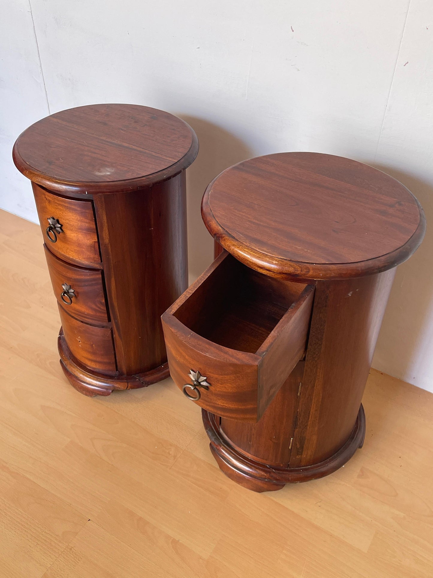 Coppia di Comodini Rotondi in Legno Massello - Stile Coloniale Vintage