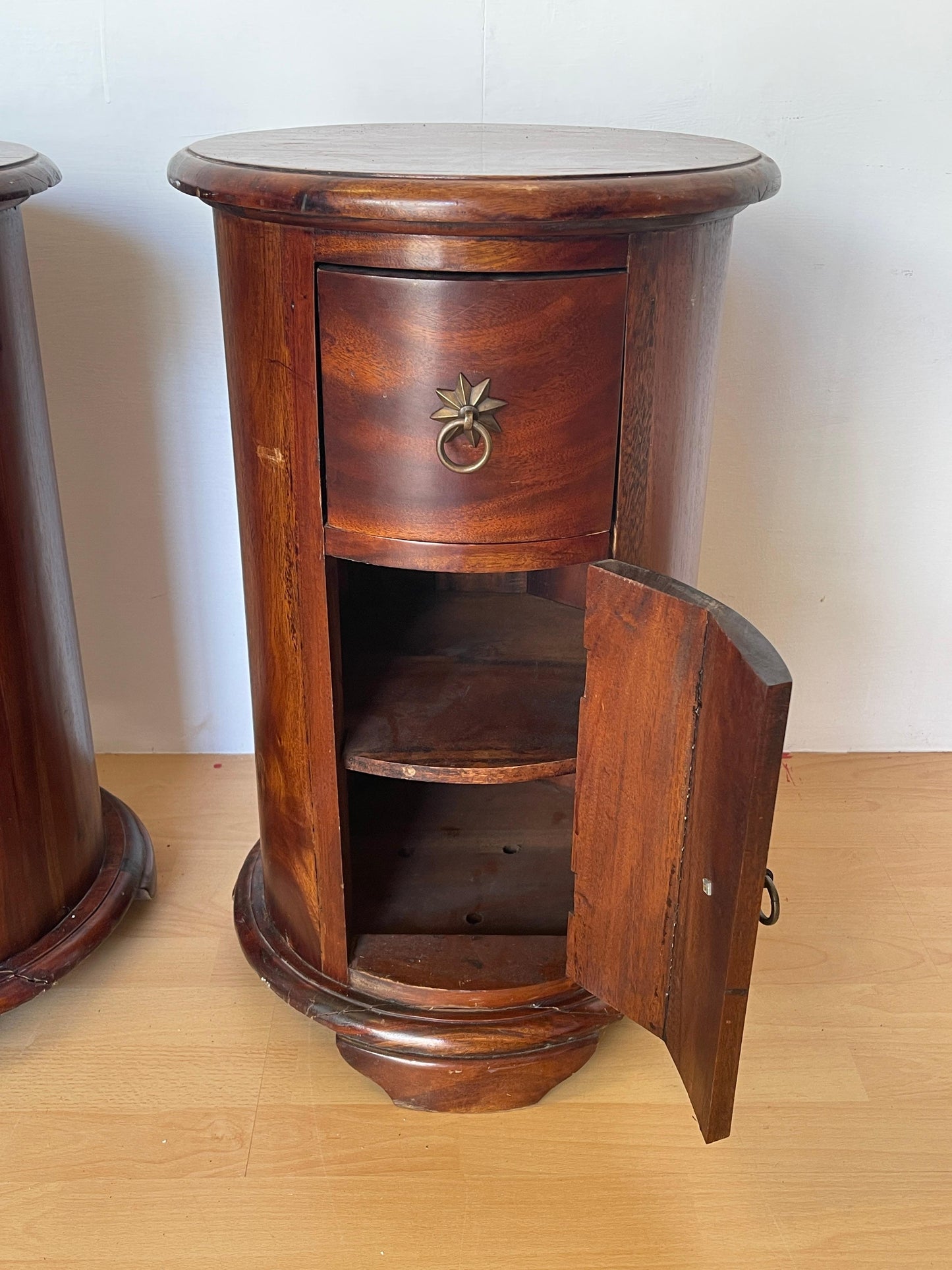 Coppia di Comodini Rotondi in Legno Massello - Stile Coloniale Vintage