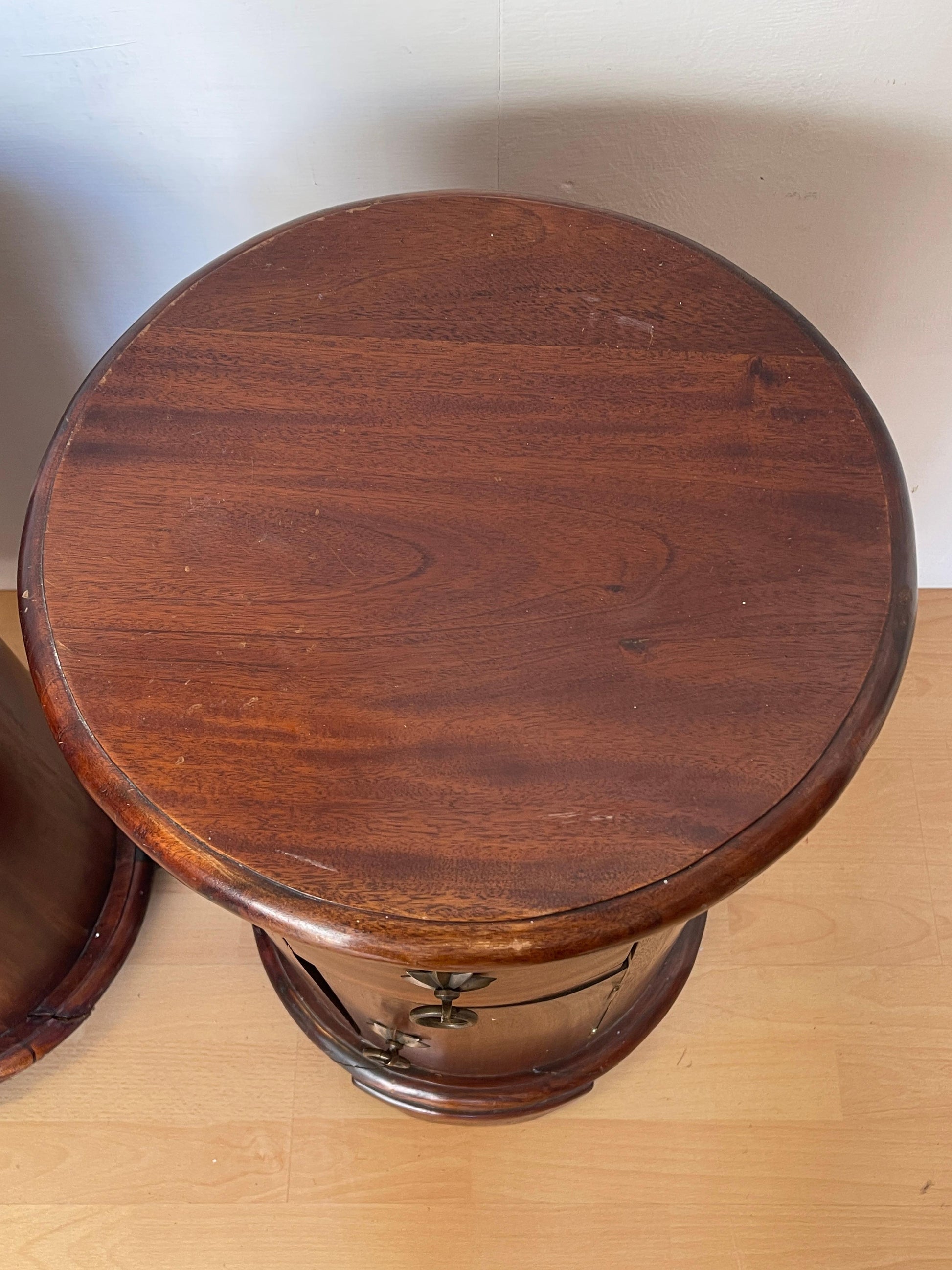 Coppia di Comodini Rotondi in Legno Massello - Stile Coloniale Vintage