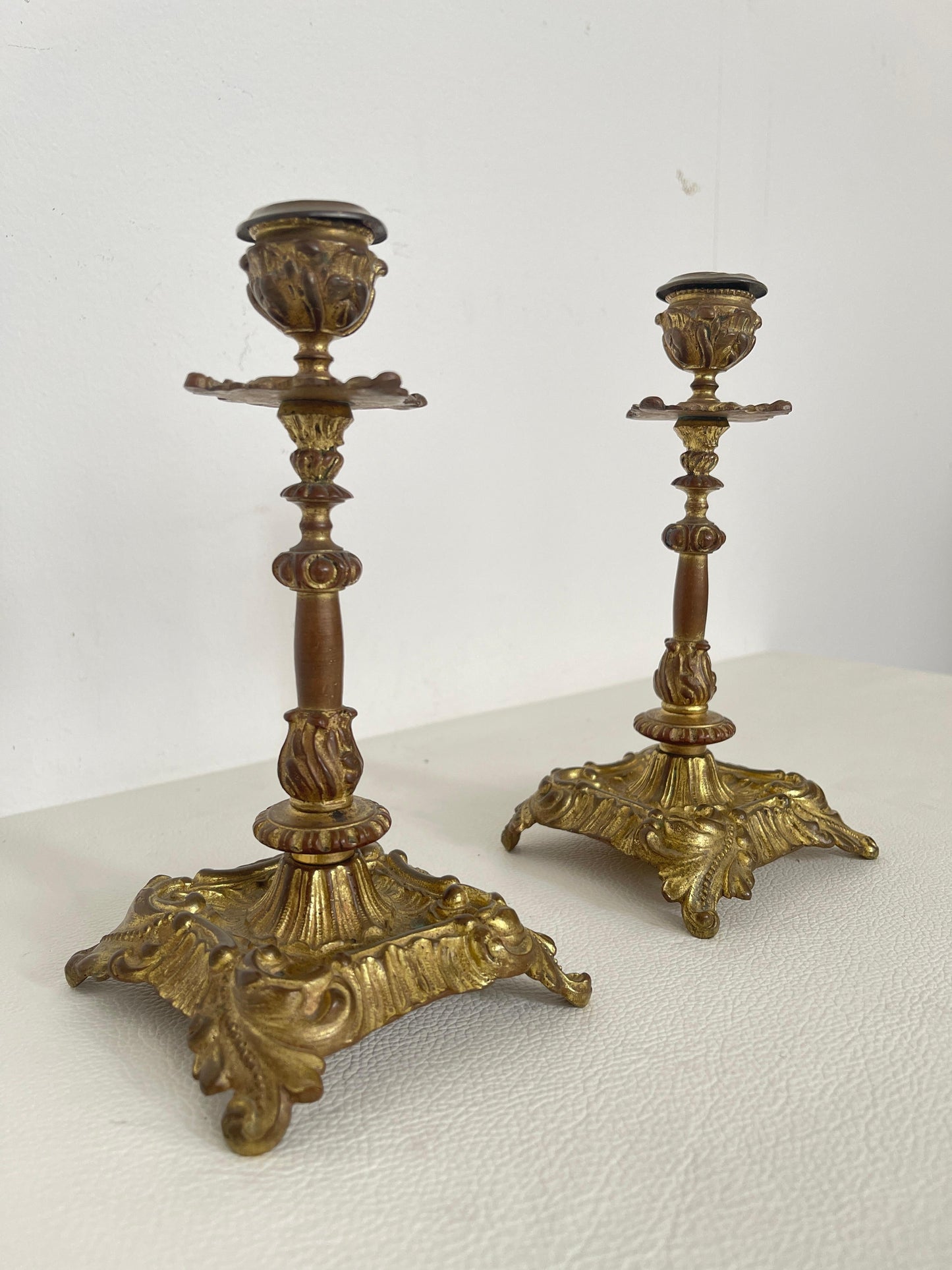 Coppia di Candelieri Antichi in Bronzo Dorato - Stile Barocco Classico