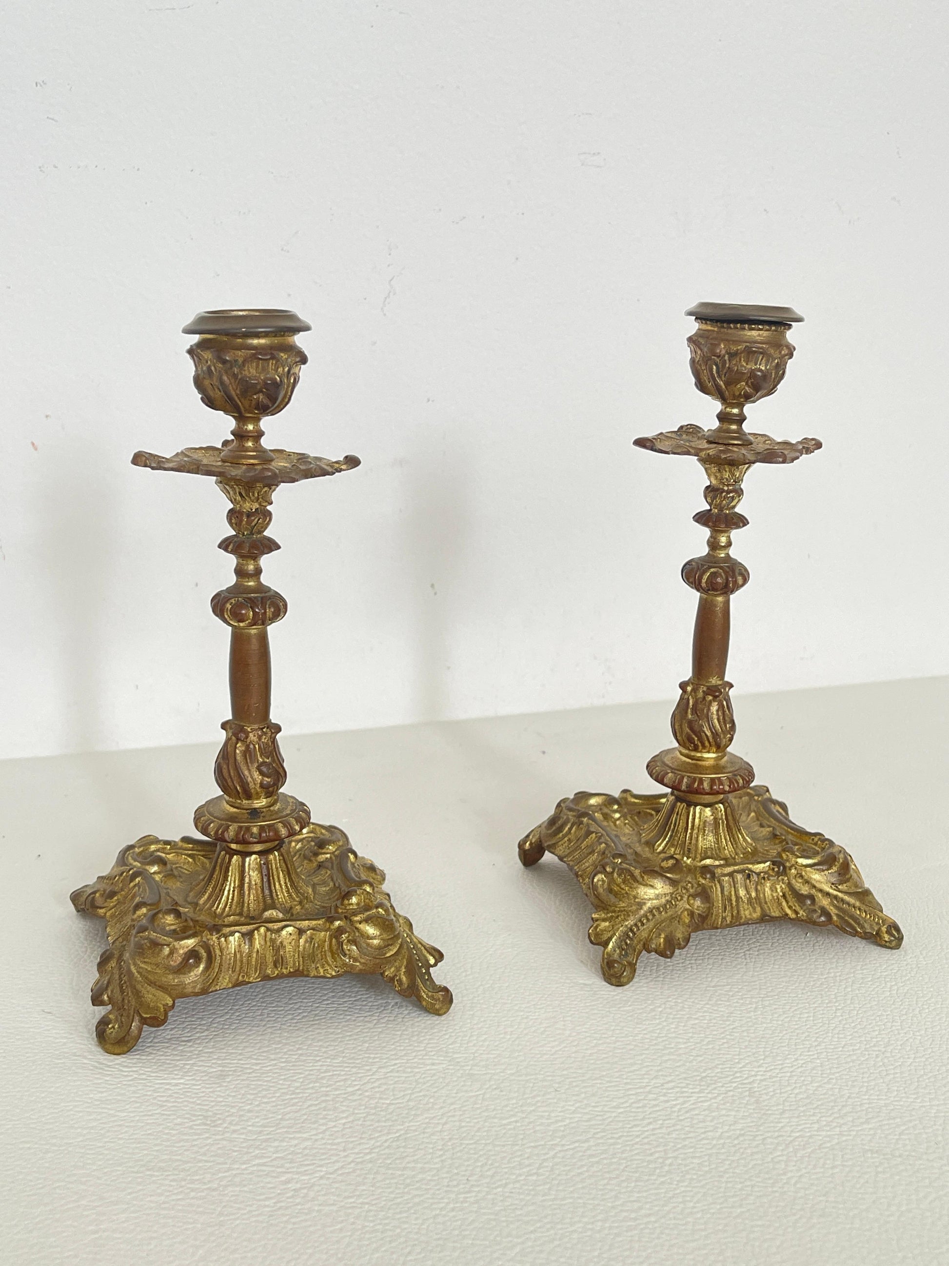 Coppia di Candelieri Antichi in Bronzo Dorato - Stile Barocco Classico