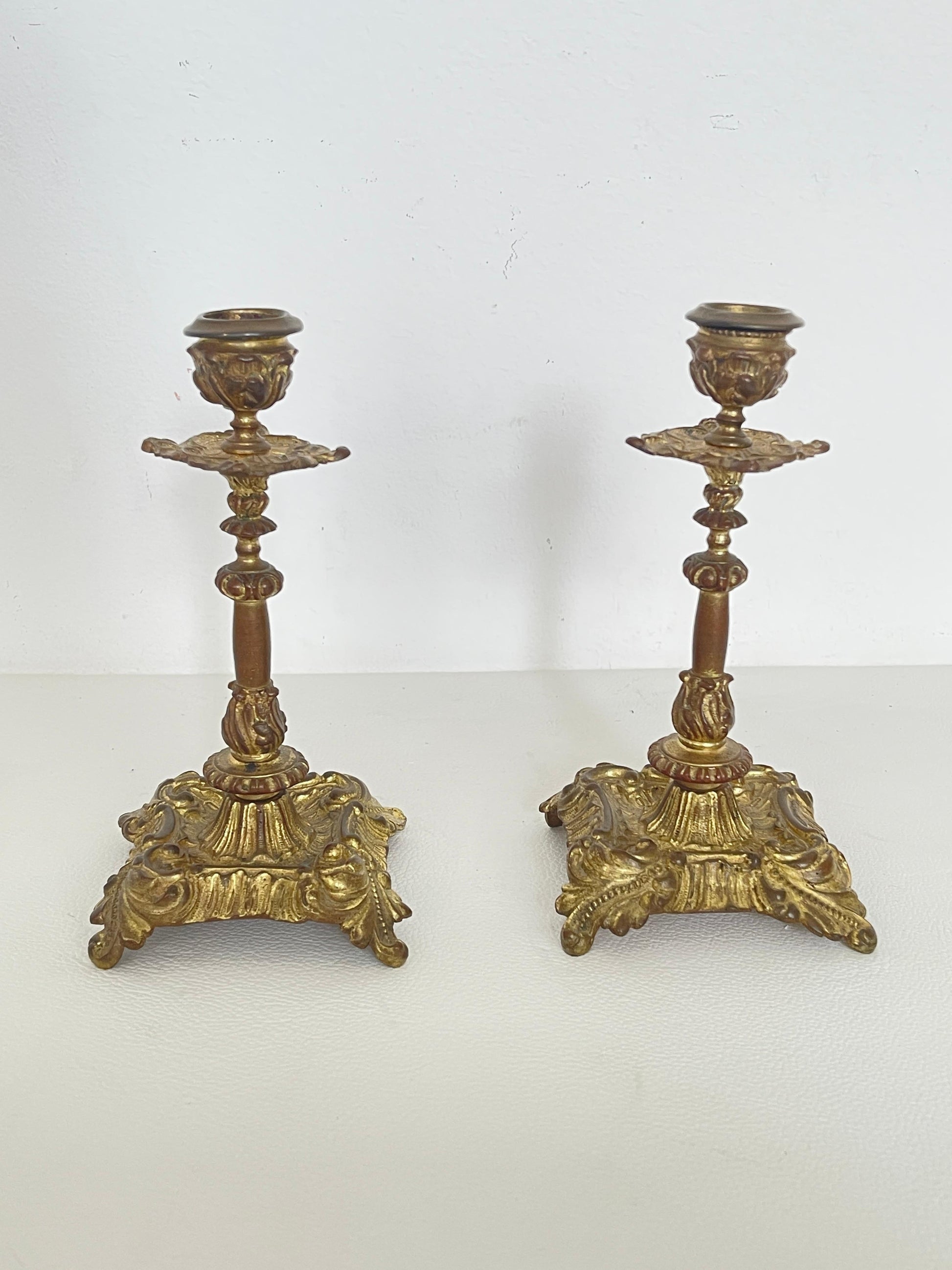 Coppia di Candelieri Antichi in Bronzo Dorato - Stile Barocco Classico