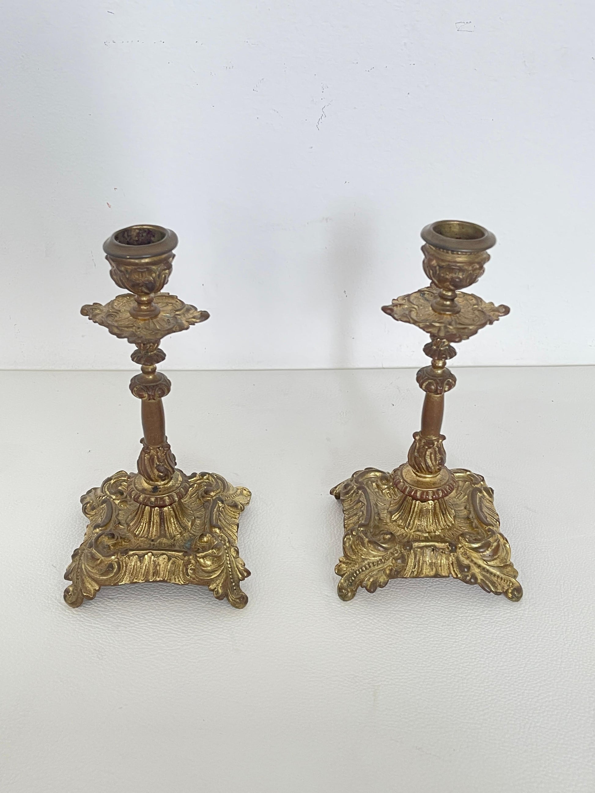 Coppia di Candelieri Antichi in Bronzo Dorato - Stile Barocco Classico