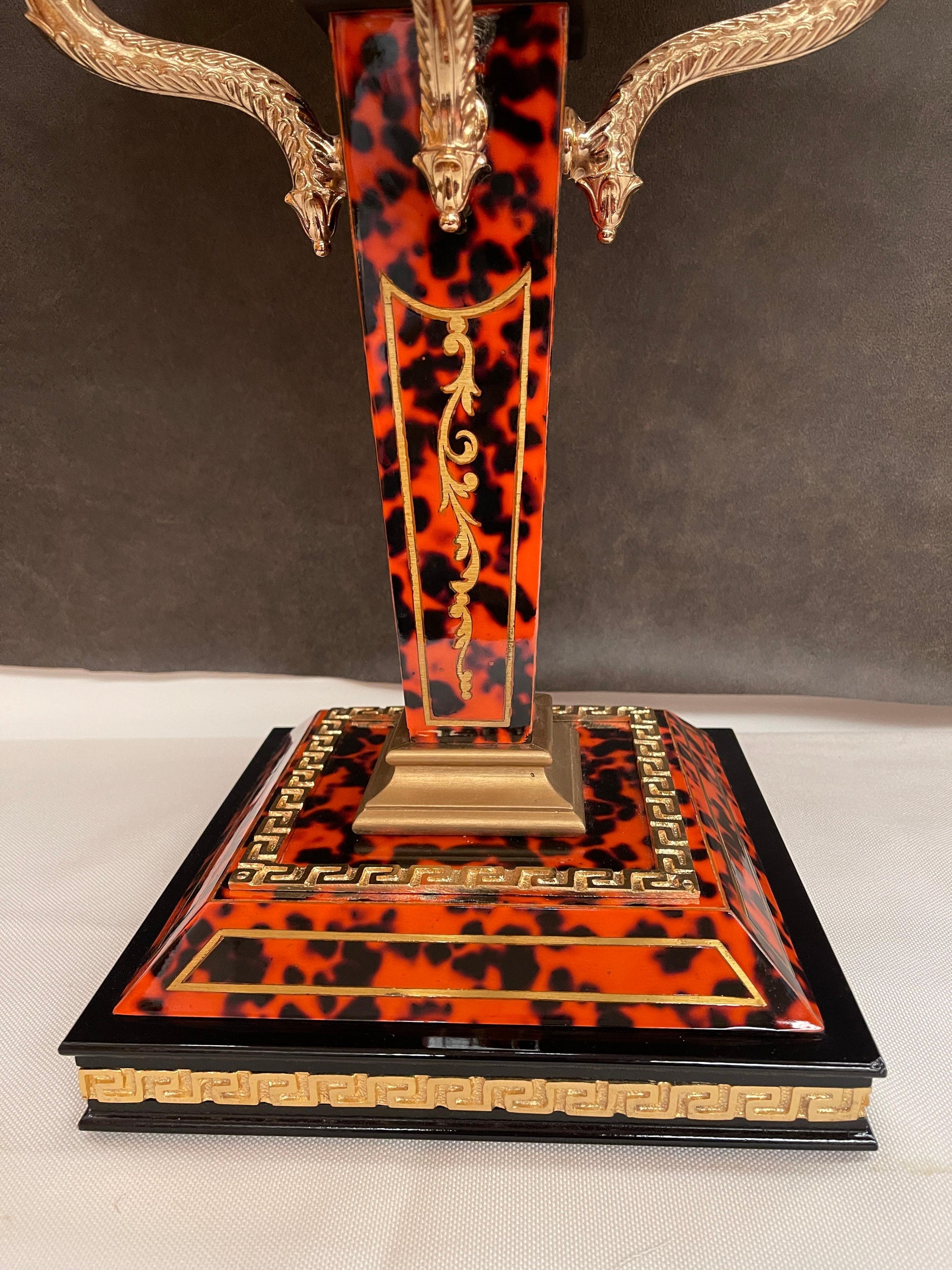 Grande lampada da tavolo italiana in stile classico in legno tartarugato anni 80