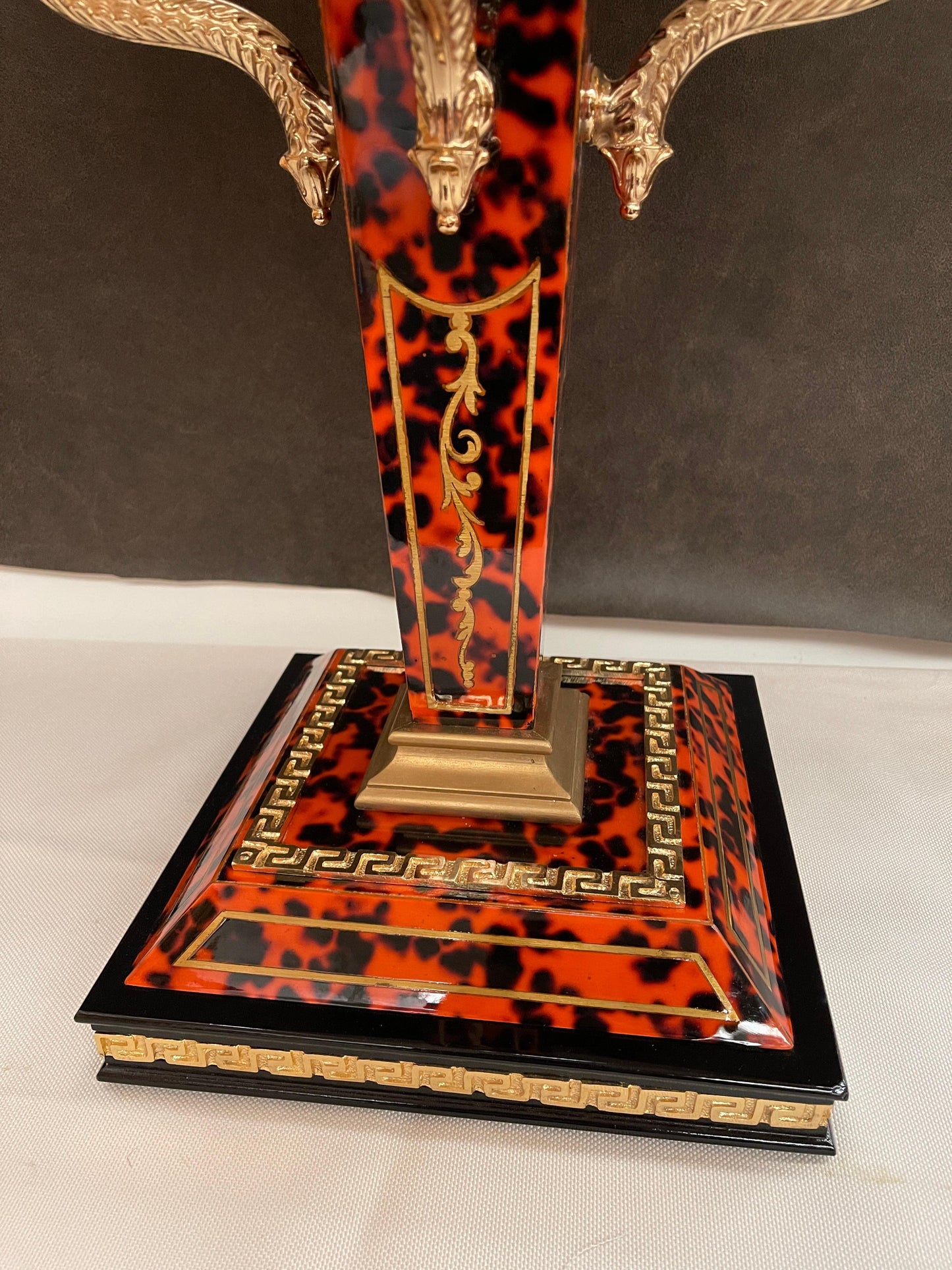 Grande lampada da tavolo italiana in stile classico in legno tartarugato anni 80