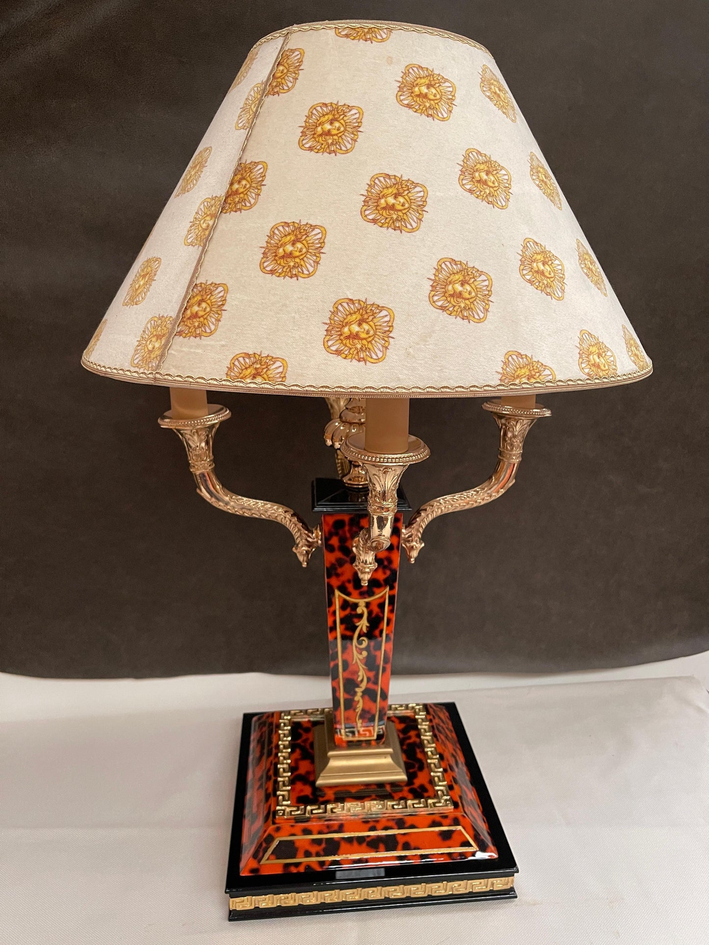 Grande lampada da tavolo italiana in stile classico in legno tartarugato anni 80