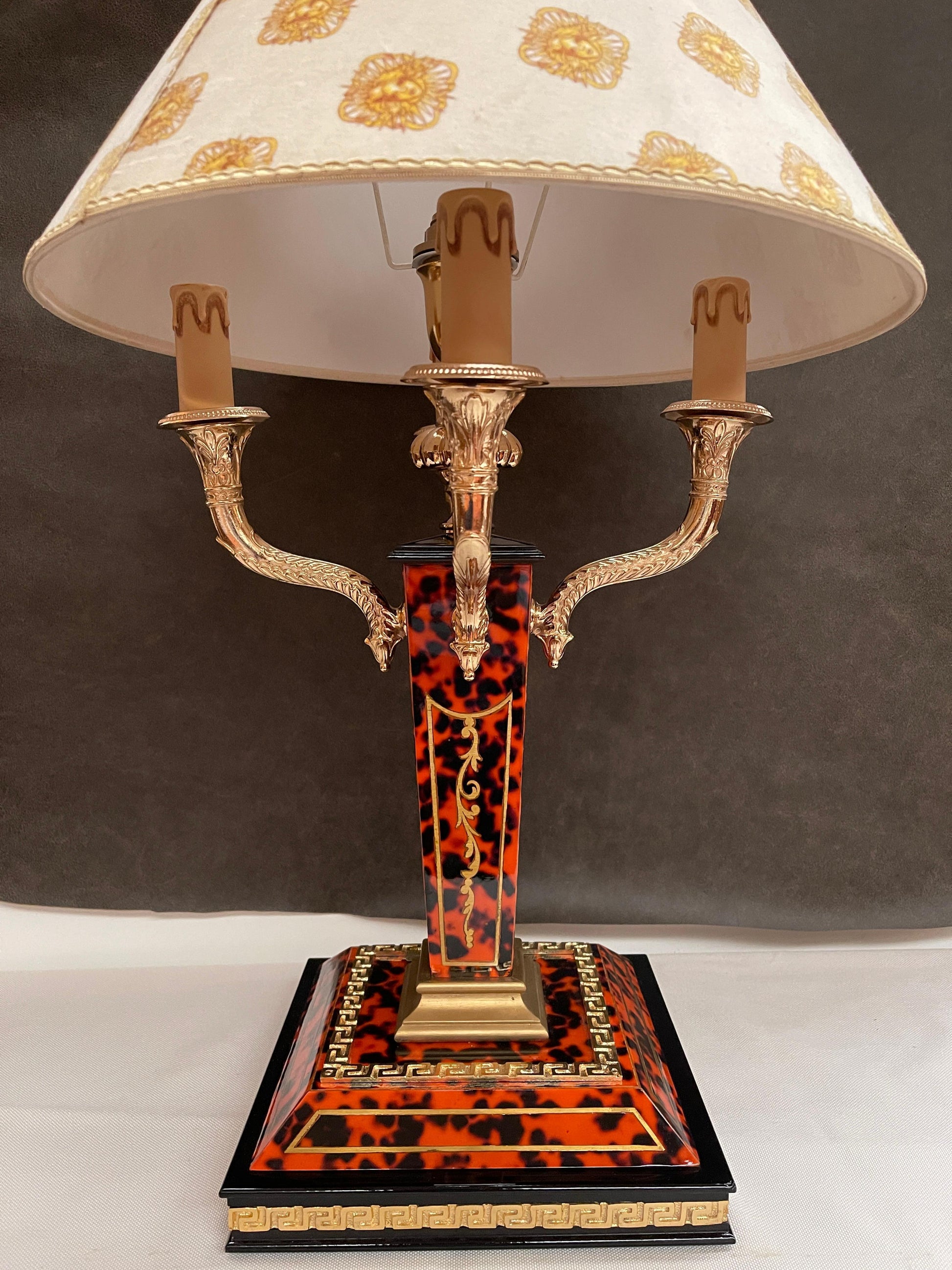 Grande lampada da tavolo italiana in stile classico in legno tartarugato anni 80