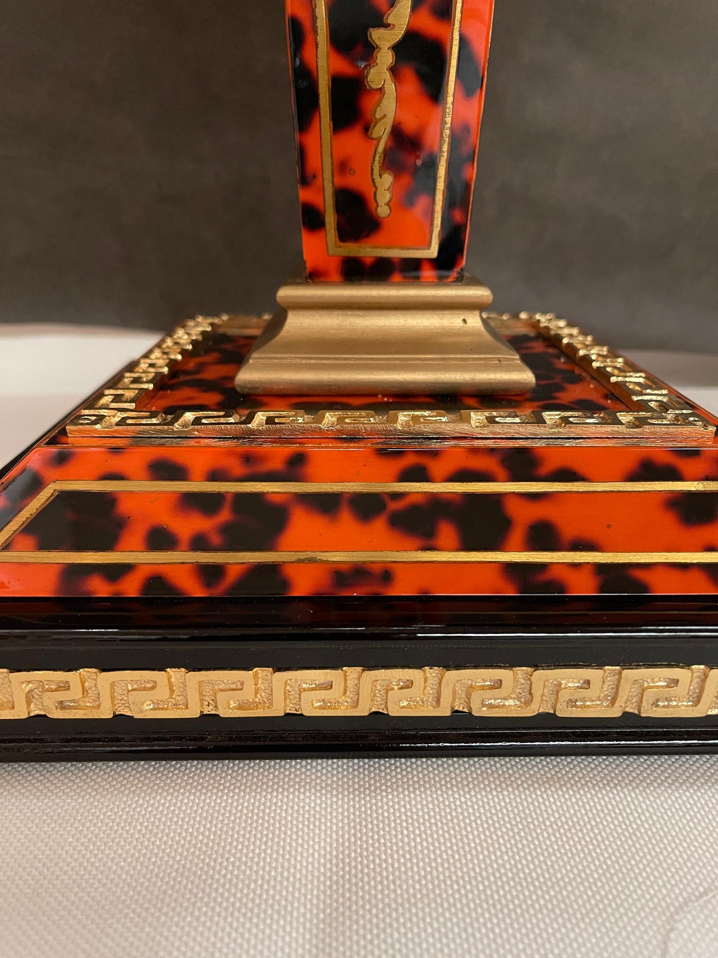 Grande lampada da tavolo italiana in stile classico in legno tartarugato anni 80