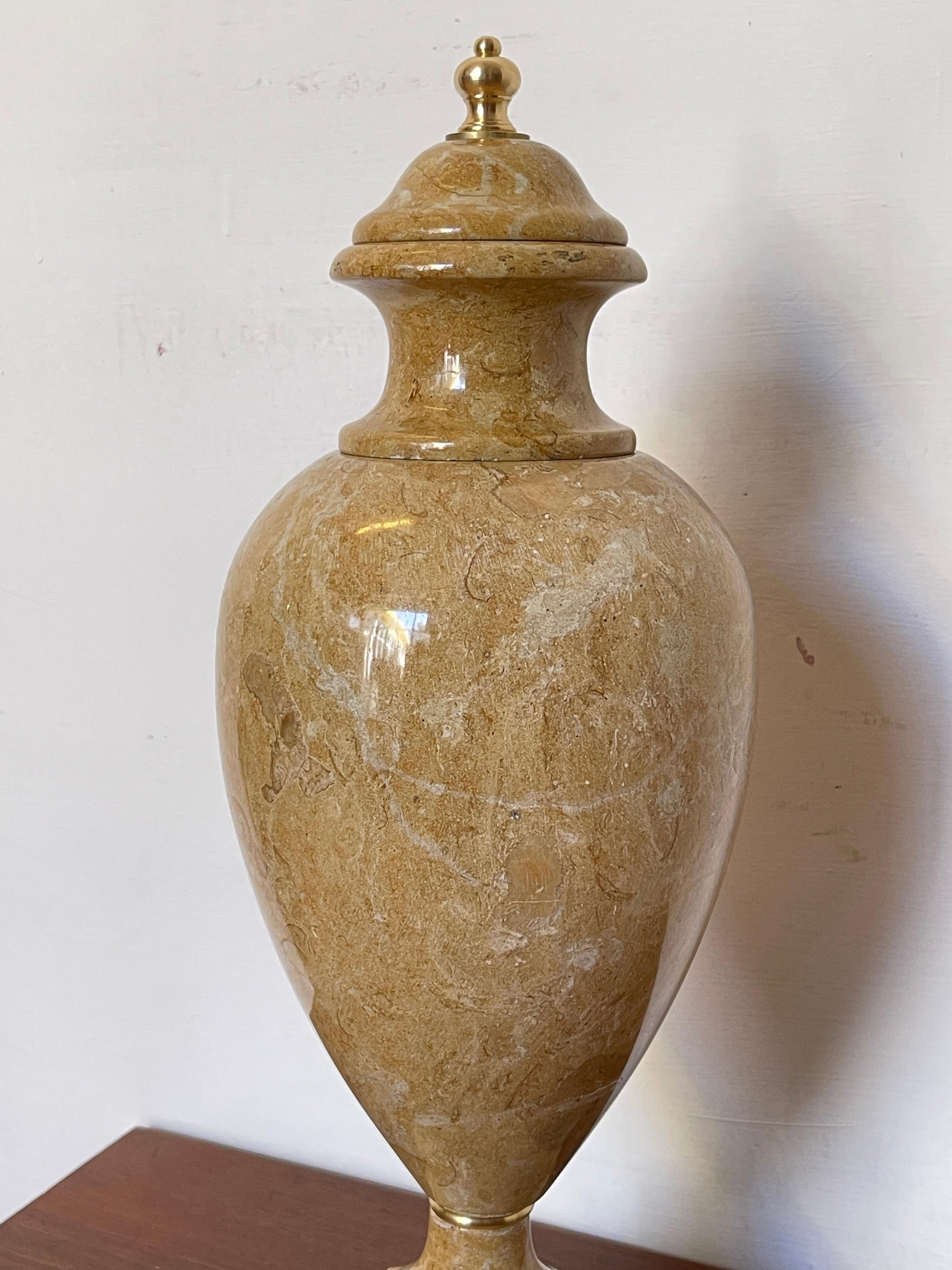 Urna Decorativa in Marmo Giallo Siena con Finiture in Ottone