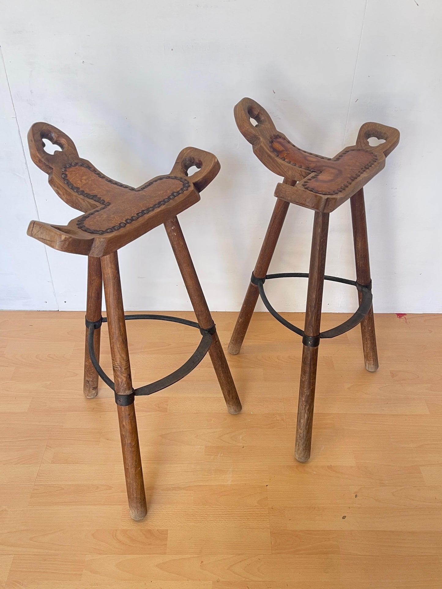 Coppia di Sgabelli Rustici in Legno Massello – Stile Montano Vintage