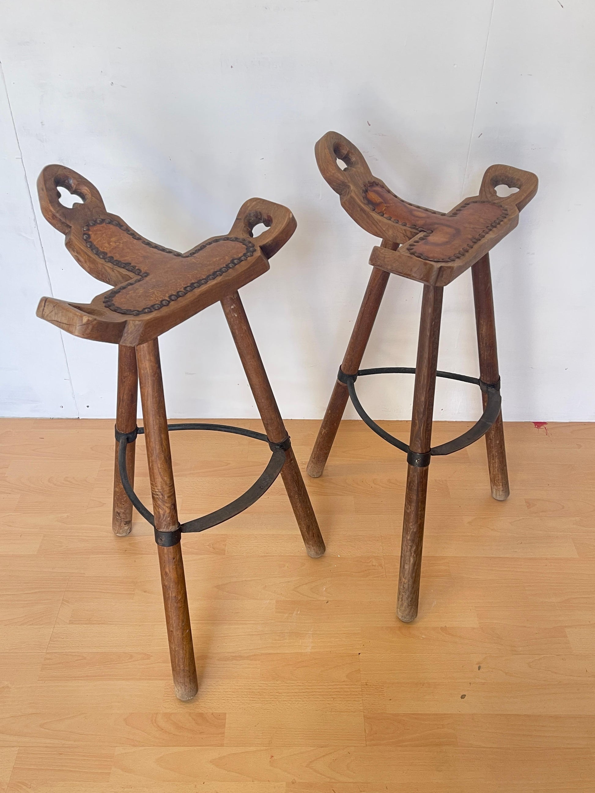 Coppia di Sgabelli Rustici in Legno Massello – Stile Montano Vintage