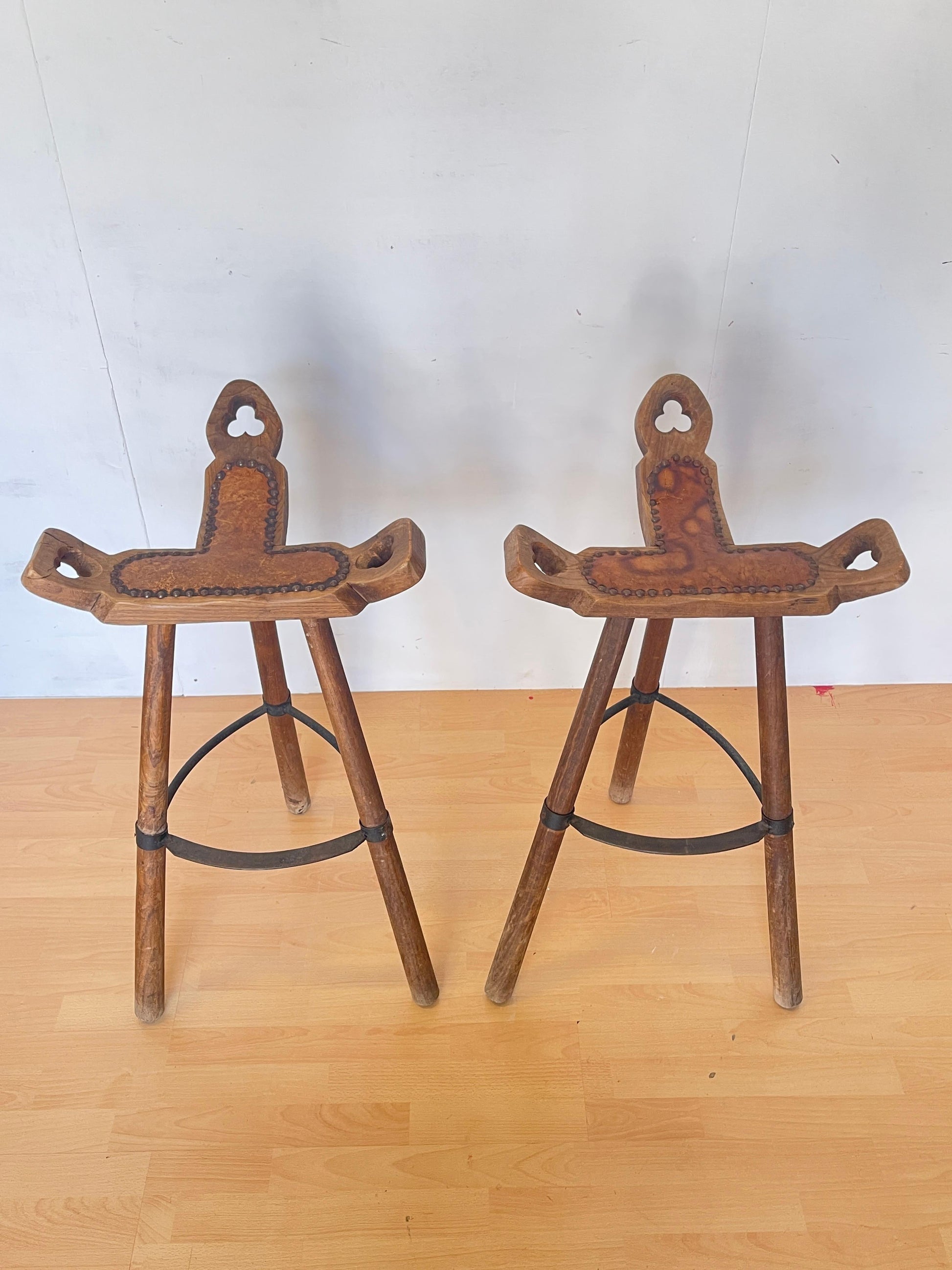 Coppia di Sgabelli Rustici in Legno Massello – Stile Montano Vintage