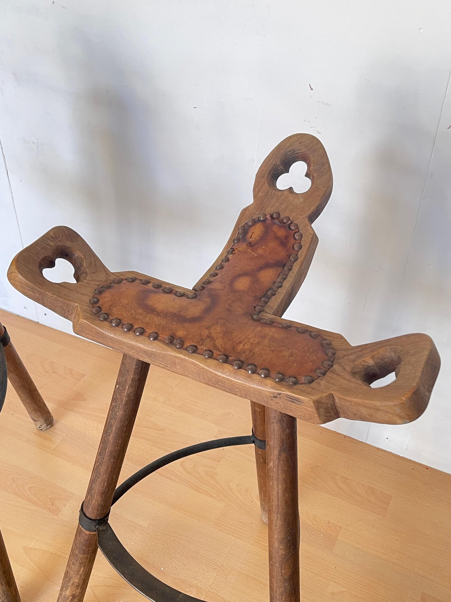 Coppia di Sgabelli Rustici in Legno Massello – Stile Montano Vintage