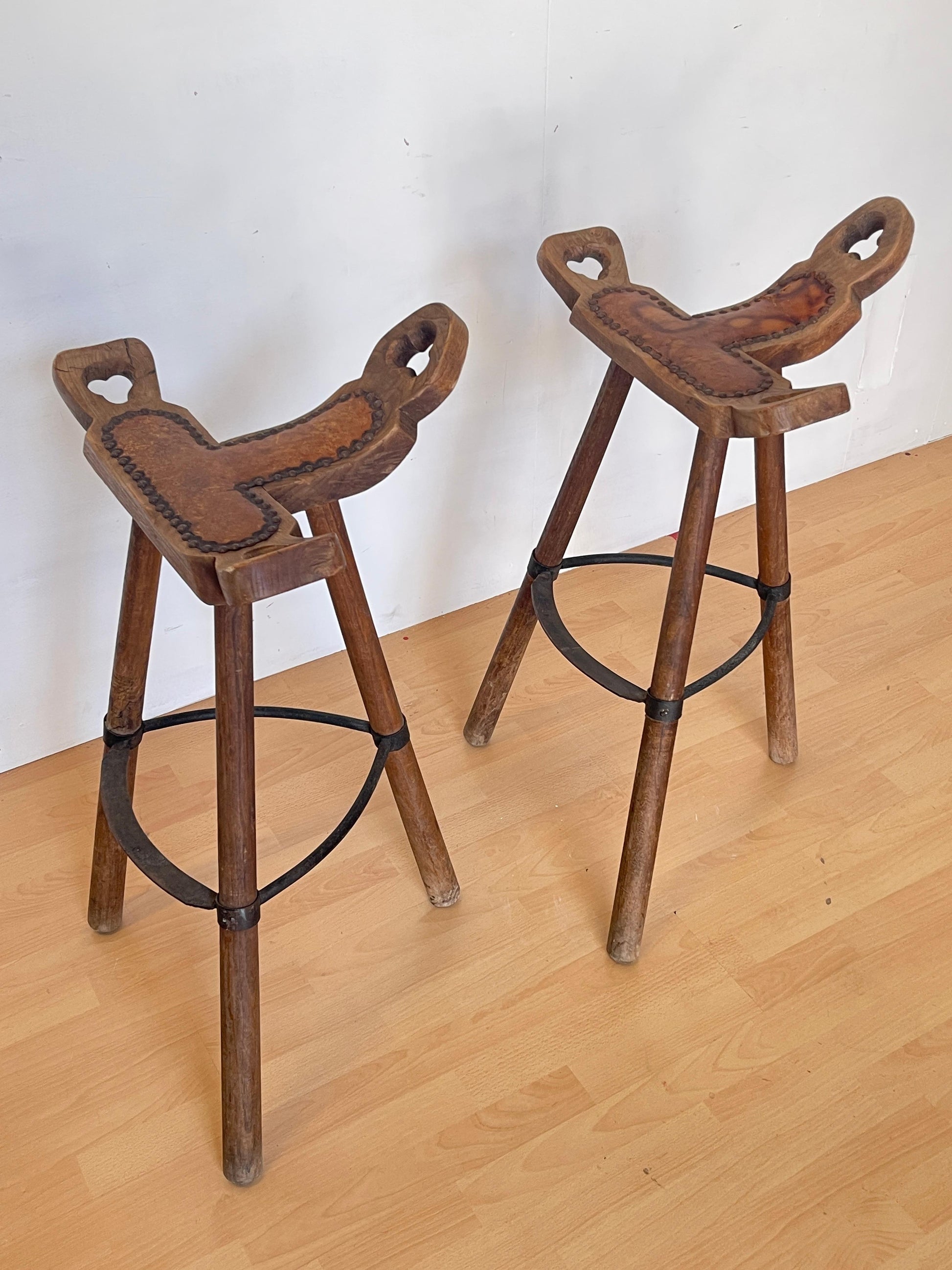 Coppia di Sgabelli Rustici in Legno Massello – Stile Montano Vintage