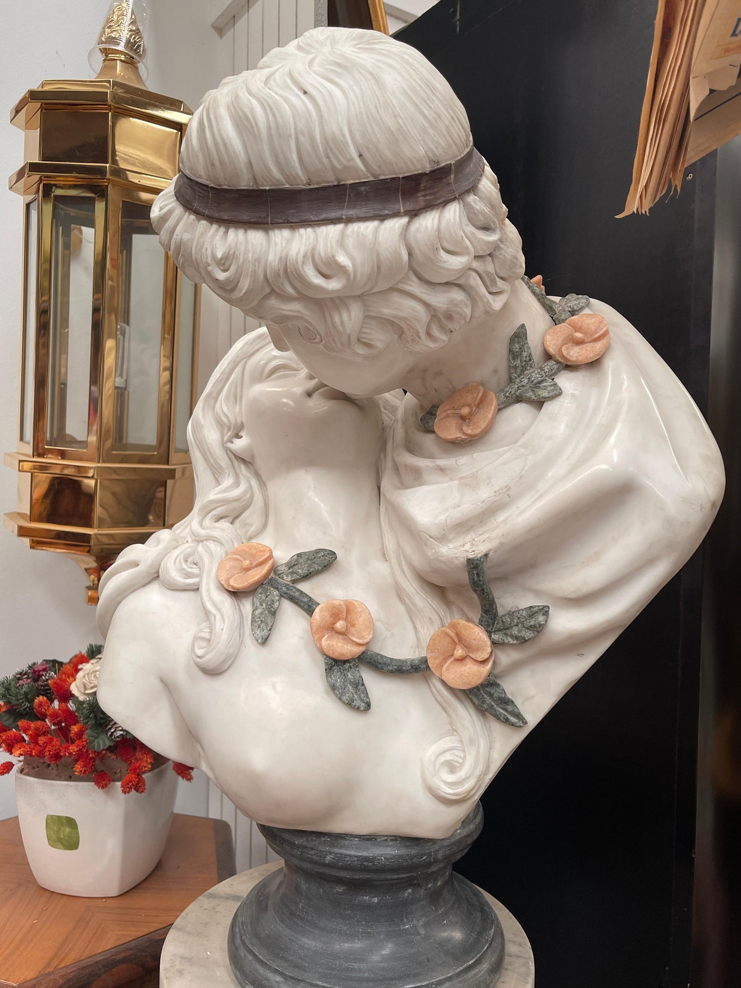 "Il Bacio Eterno" – Busto in Marmo Policromo Finemente Scolpito